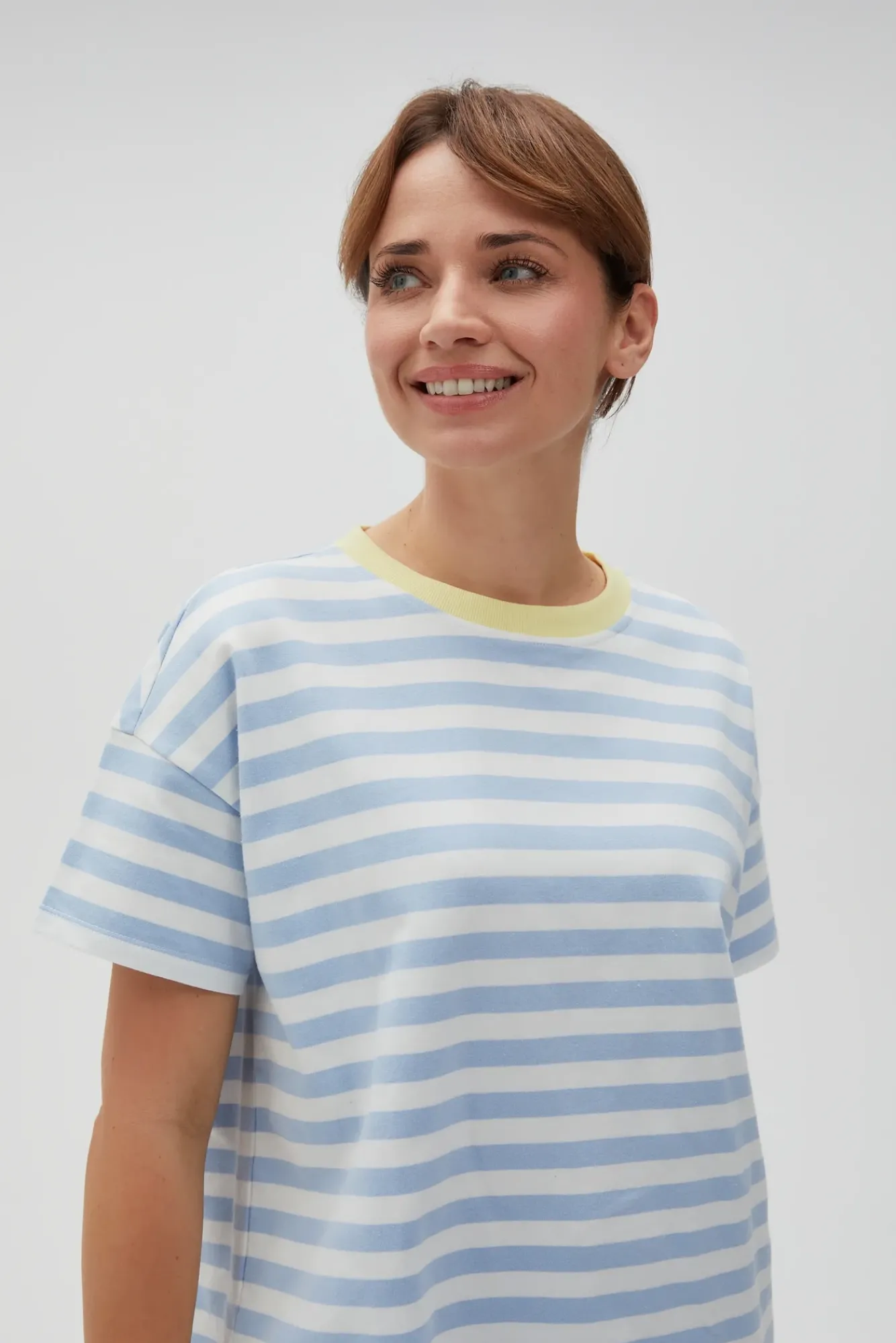 Bluzy Wiosenne|Bluzy Damskie Bez Kaptura>Moodo Bawełniana bluza w paski z krótkimi rękawami błękitna