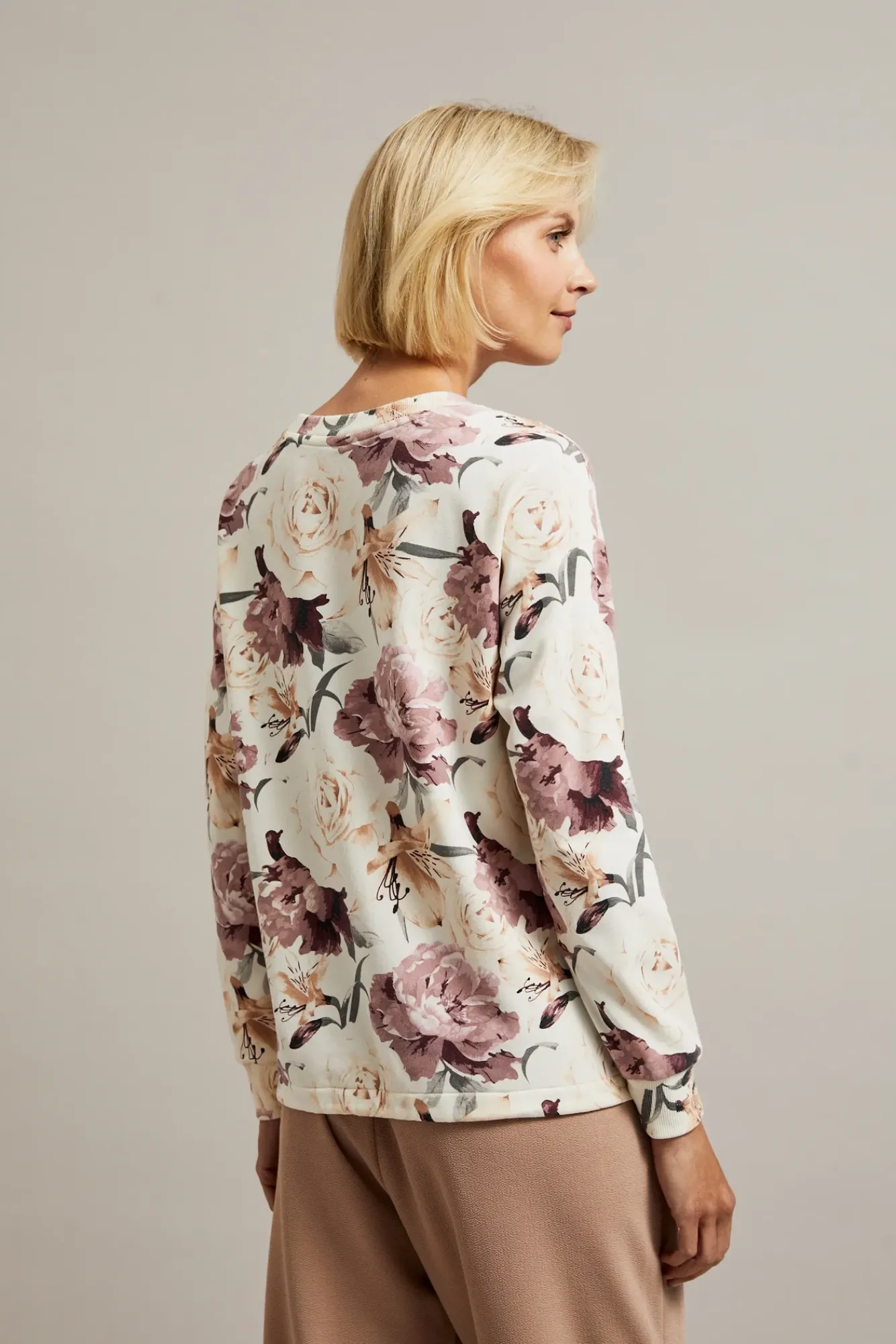 Bluzy Damskie Kolorowe|Bluzy Wiosenne>Moodo Bluza w kwiaty biała