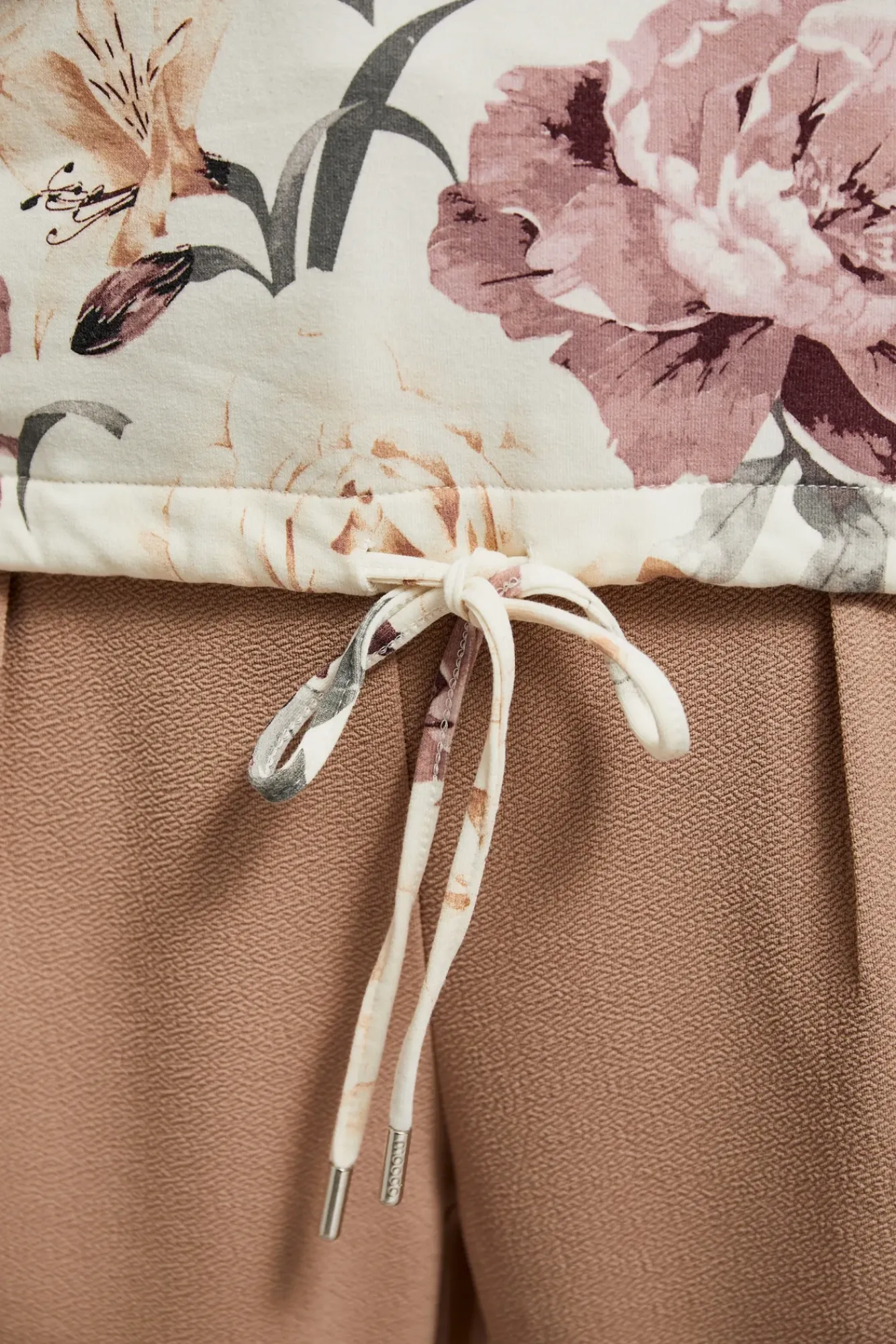 Bluzy Damskie Kolorowe|Bluzy Wiosenne>Moodo Bluza w kwiaty biała