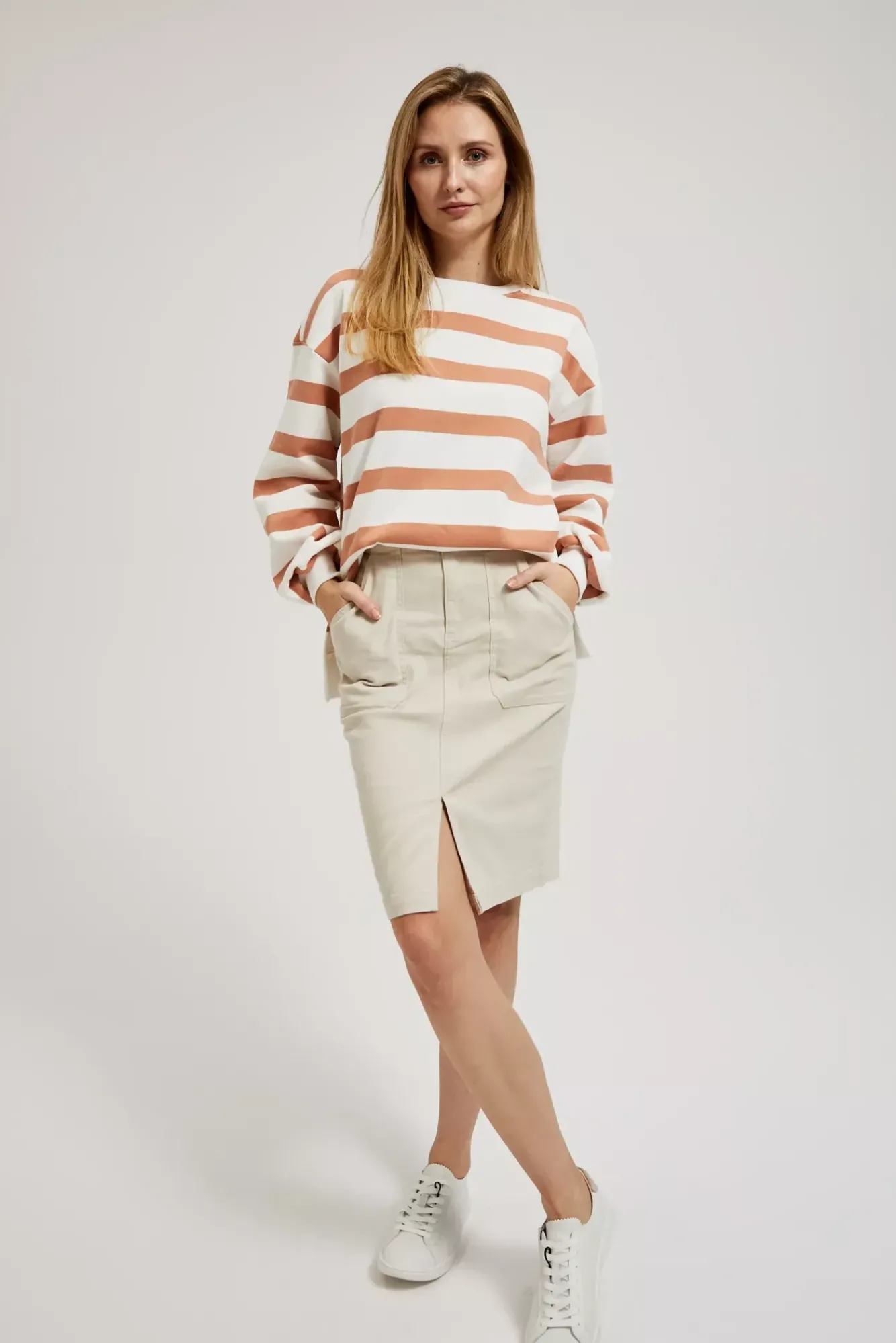 Bluzy Wiosenne|Bluzy Damskie Krótkie>Moodo Bluza w paski z bufiastymi rękawami brązowa