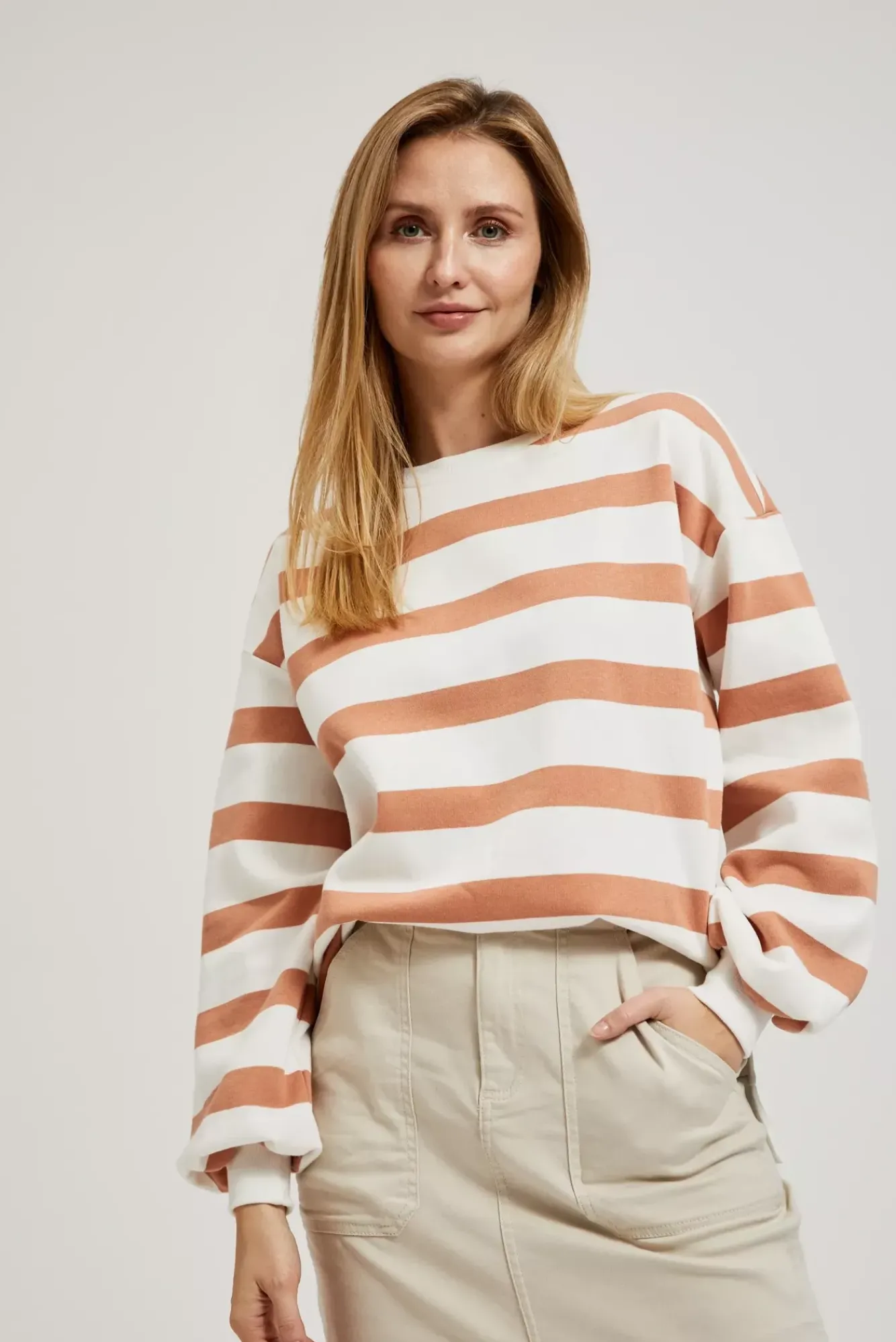 Bluzy Wiosenne|Bluzy Damskie Krótkie>Moodo Bluza w paski z bufiastymi rękawami brązowa