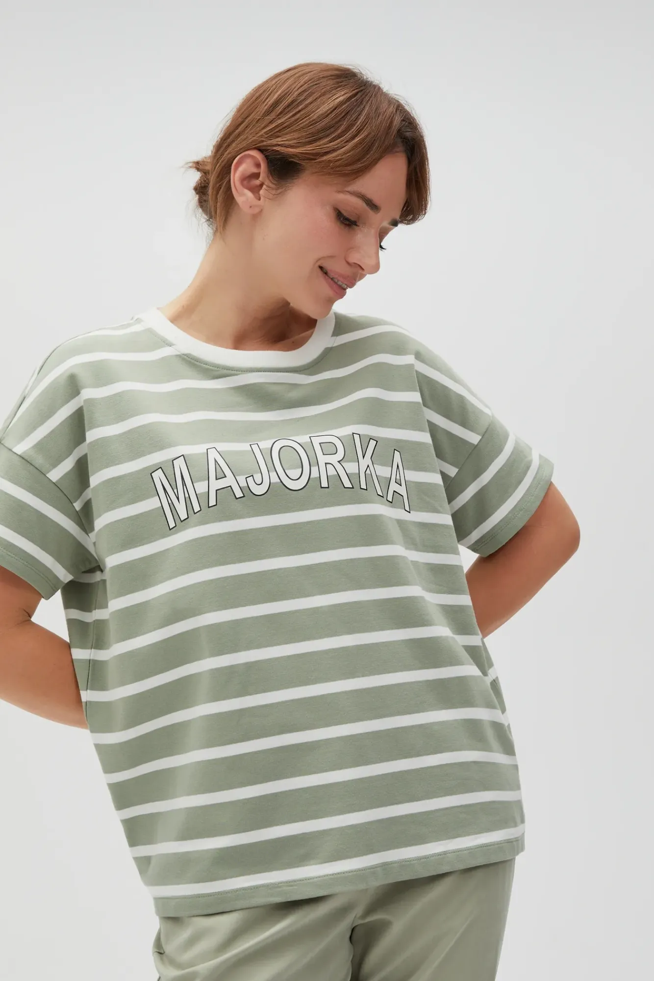 Bluzy Wiosenne|Bluzy Damskie Bawełniane>Moodo Bluza w paski z napisem oliwkowa