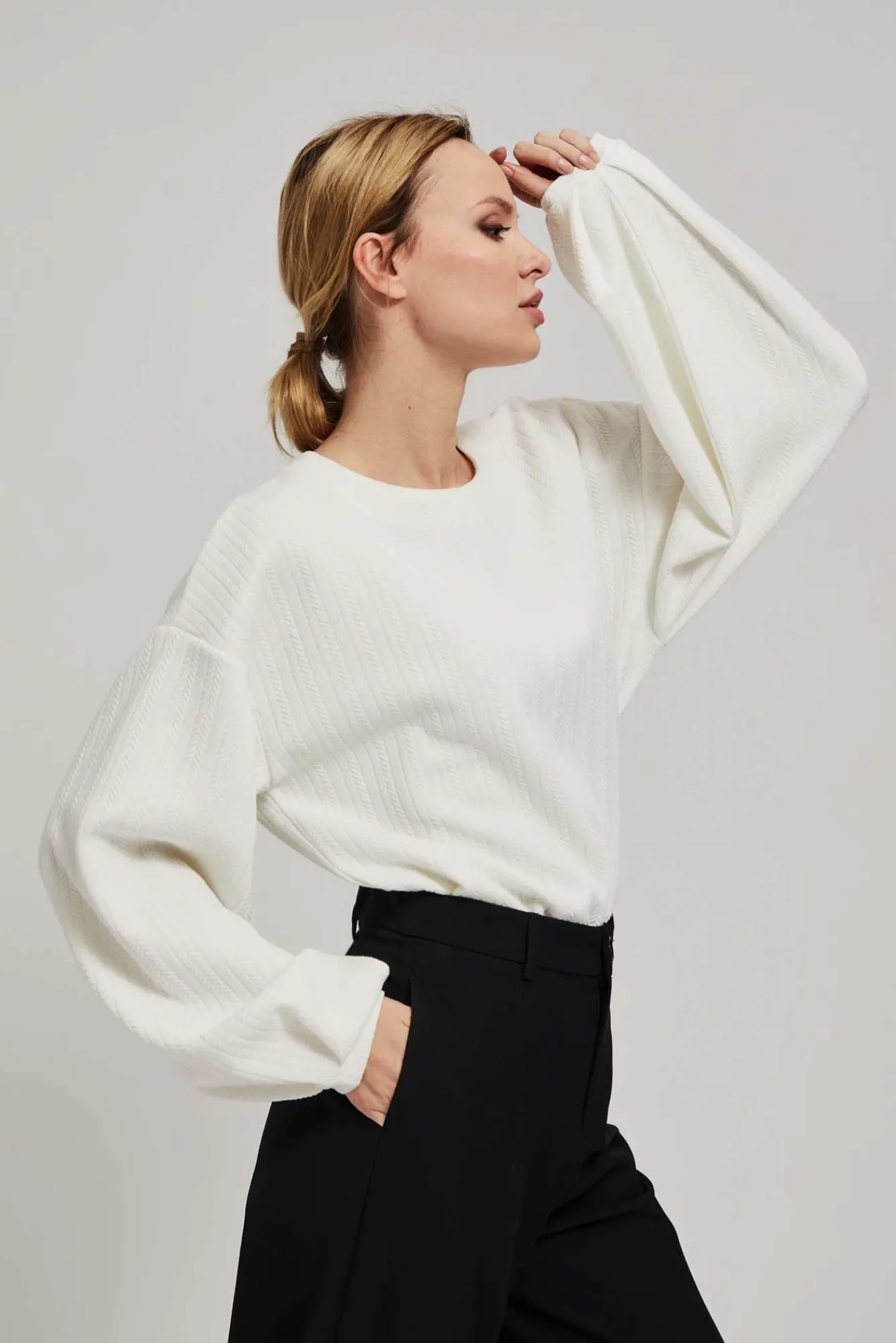Bluzy Damskie Białe|Bluzy Zimowe>Moodo Bluza z bufiastymi rękawami perłowa