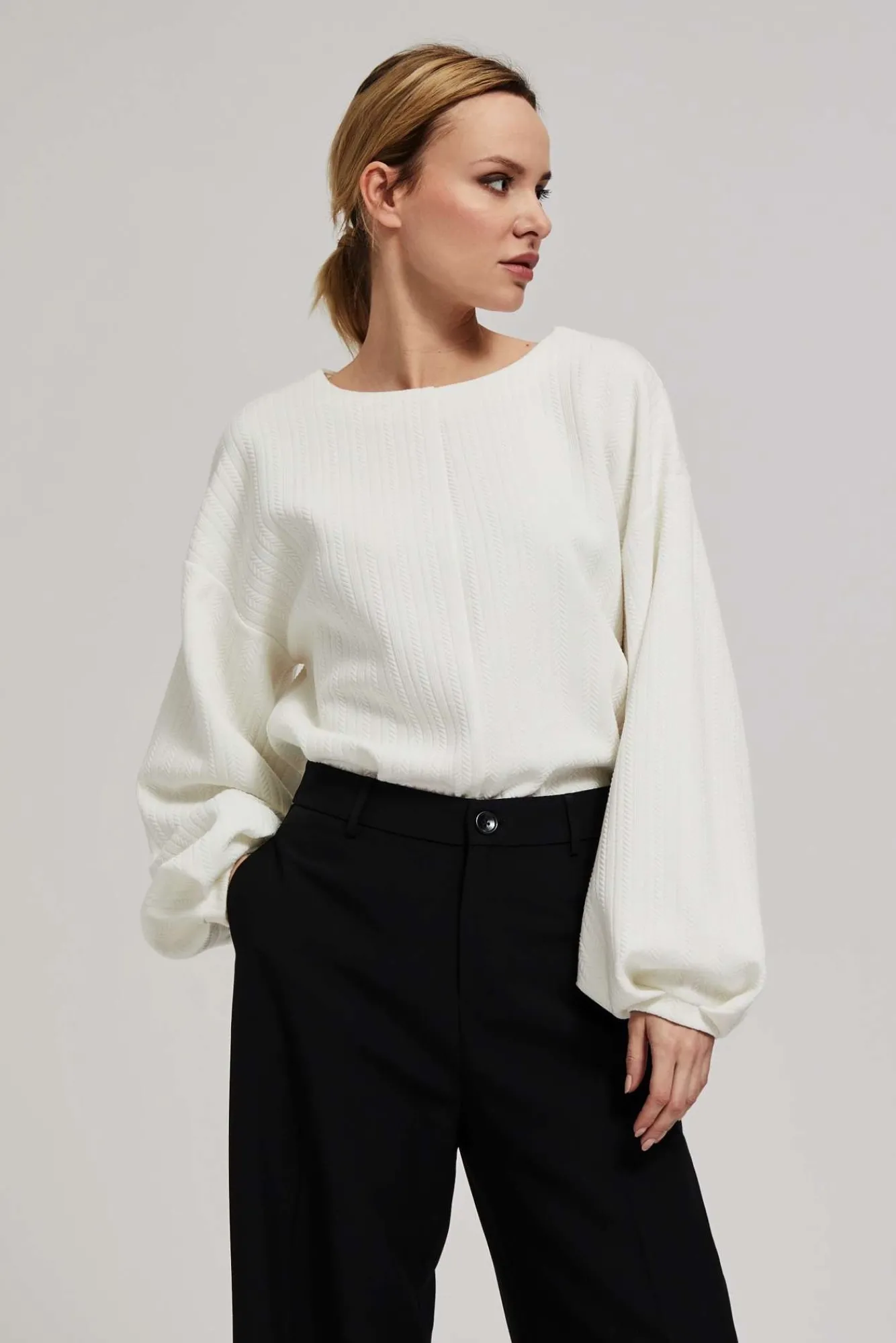 Bluzy Damskie Białe|Bluzy Zimowe>Moodo Bluza z bufiastymi rękawami perłowa