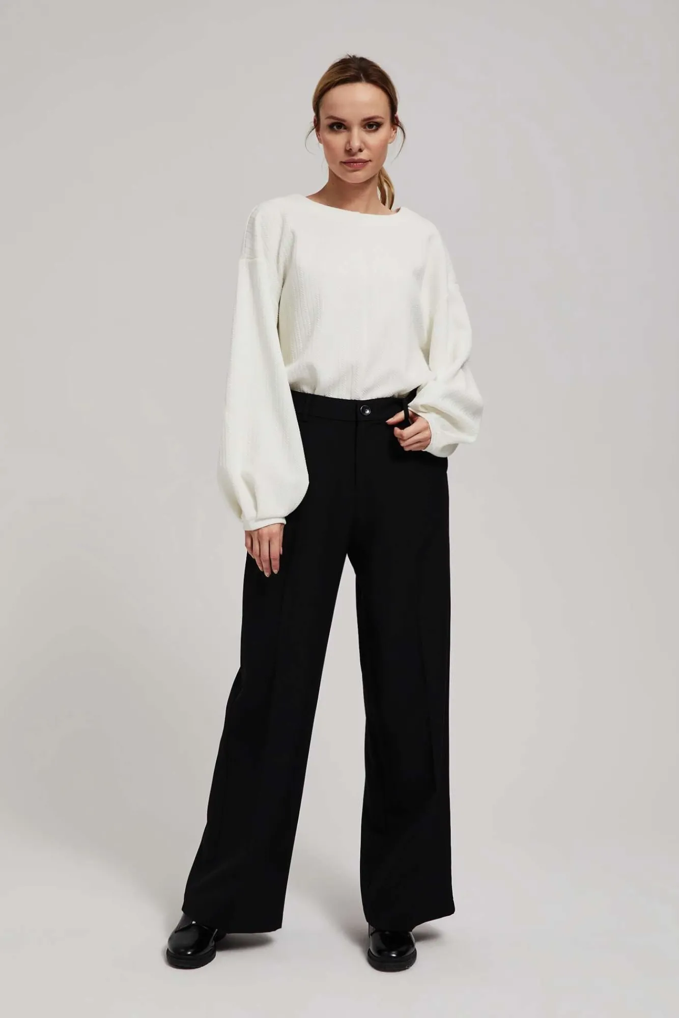 Bluzy Damskie Białe|Bluzy Zimowe>Moodo Bluza z bufiastymi rękawami perłowa