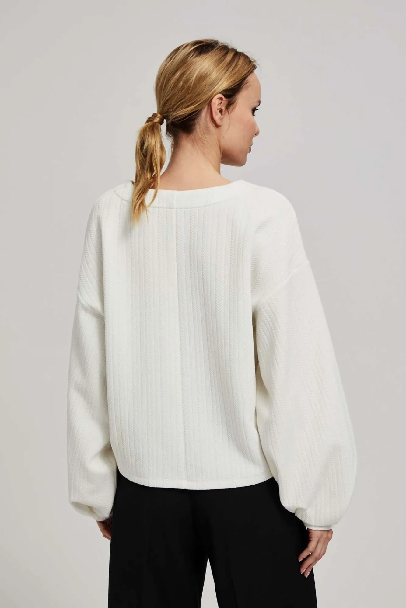 Bluzy Damskie Białe|Bluzy Zimowe>Moodo Bluza z bufiastymi rękawami perłowa