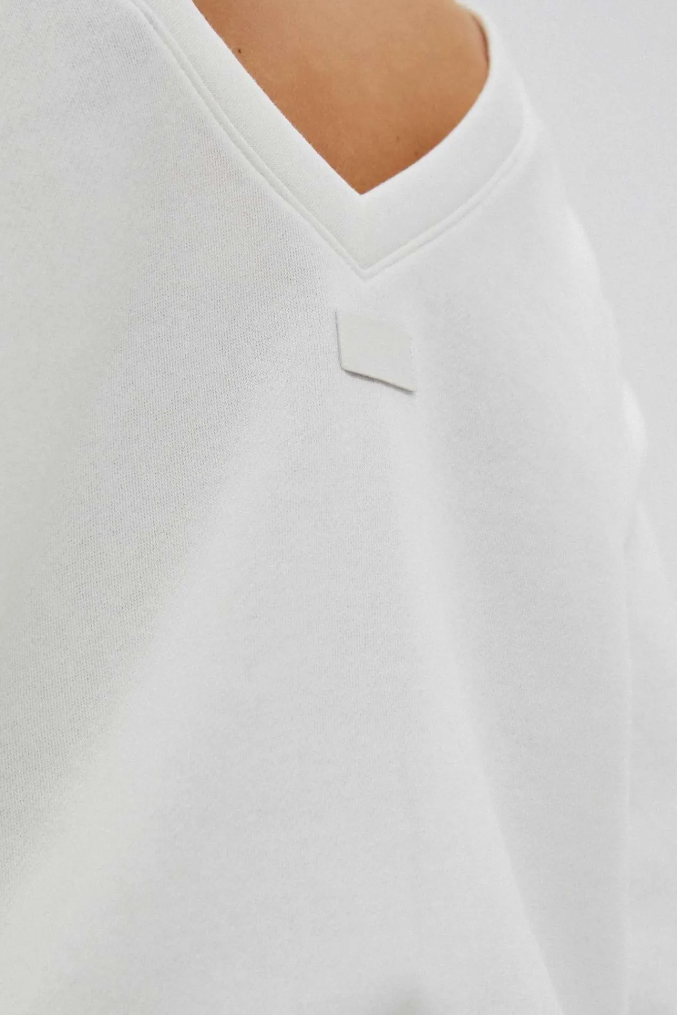 Bluzy Damskie Białe|Bluzy Wiosenne>Moodo Bluza z dekoltem na plecach perłowa