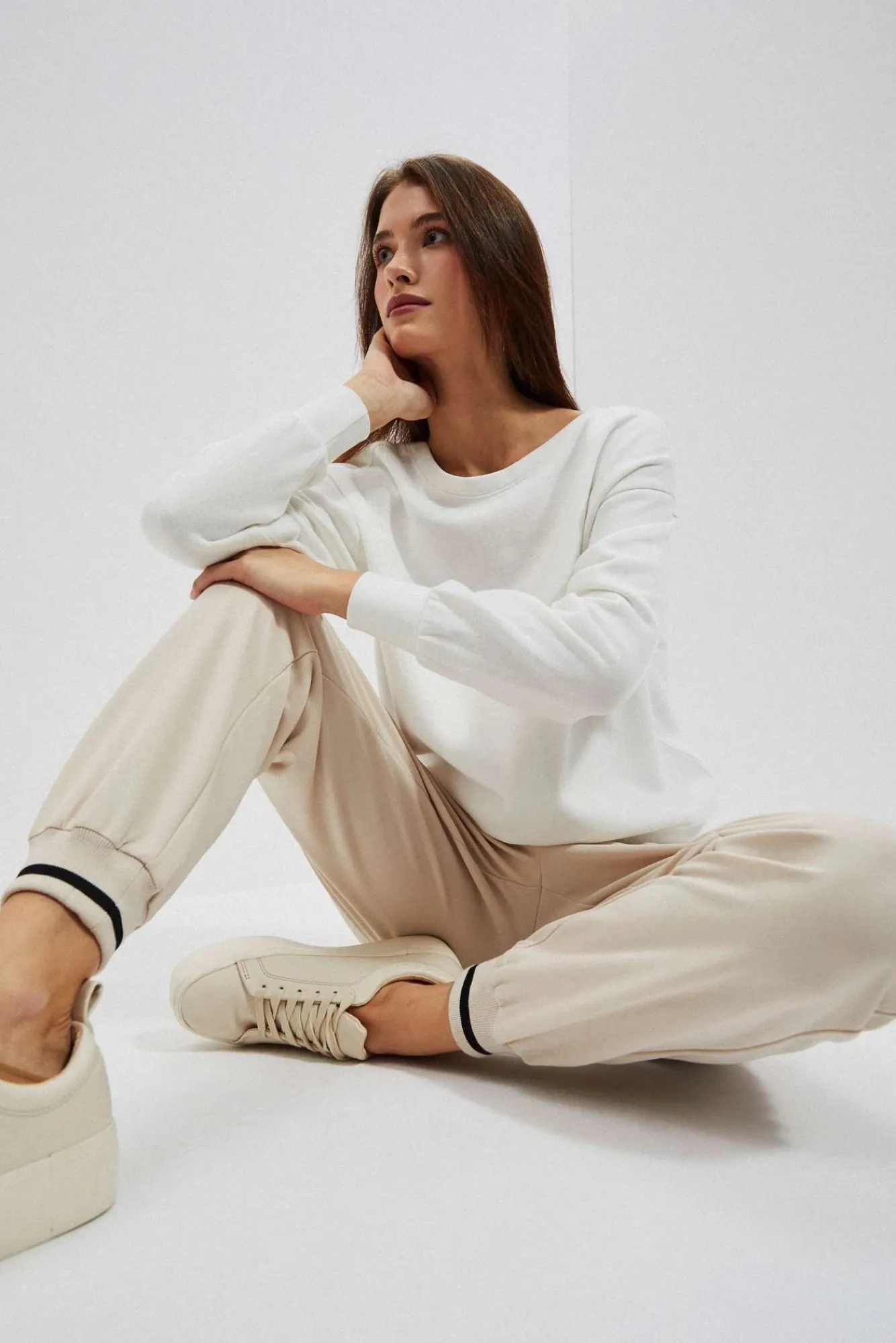 Bluzy Damskie Białe|Bluzy Wiosenne>Moodo Bluza z dekoltem na plecach perłowa
