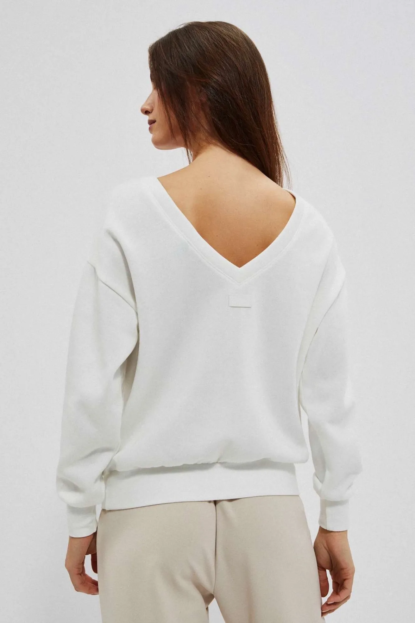 Bluzy Damskie Białe|Bluzy Wiosenne>Moodo Bluza z dekoltem na plecach perłowa