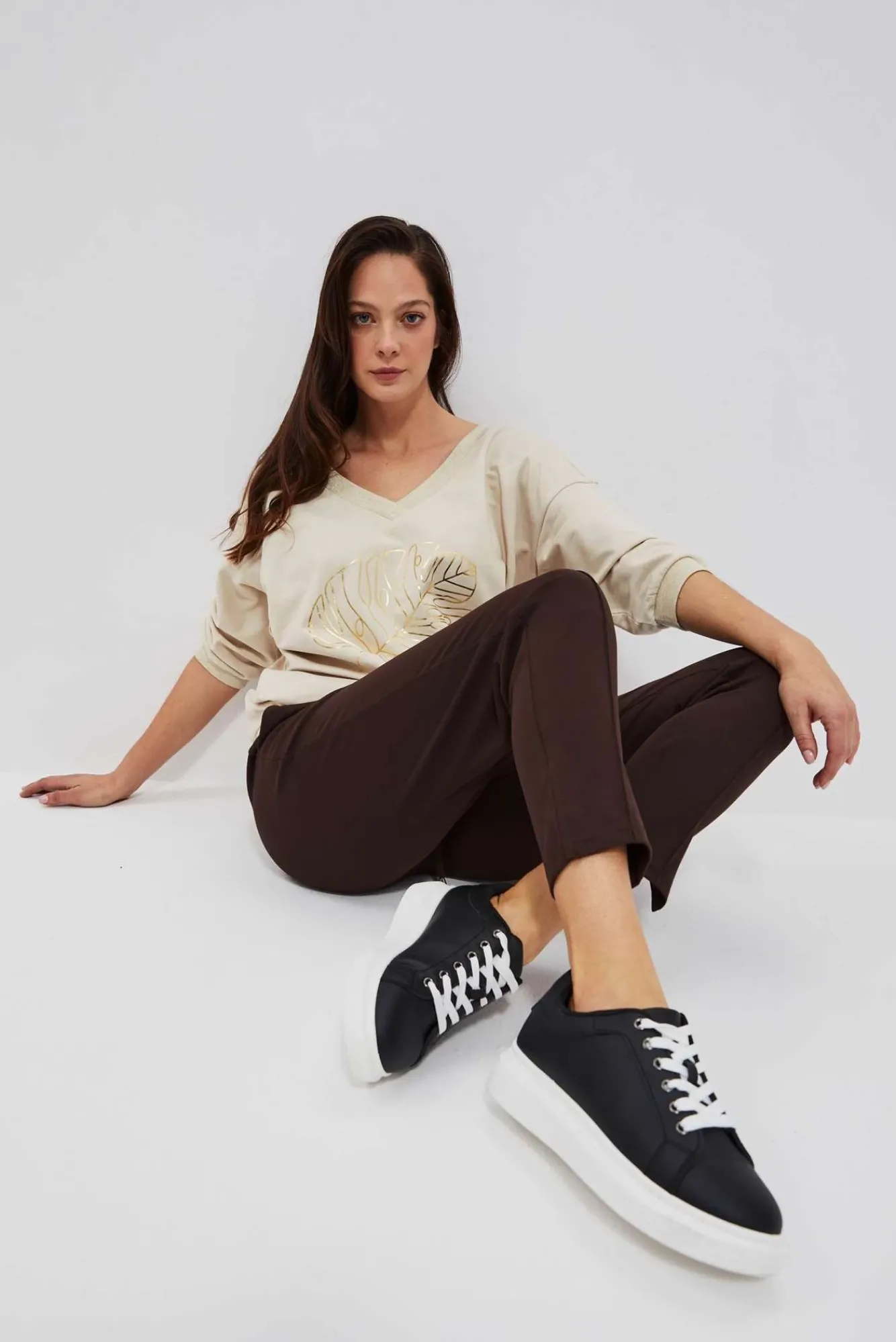 Bluzy Wiosenne|Bluzy Damskie Bez Kaptura>Moodo Bluza z dekoltem w serek i nadrukiem piaskowa