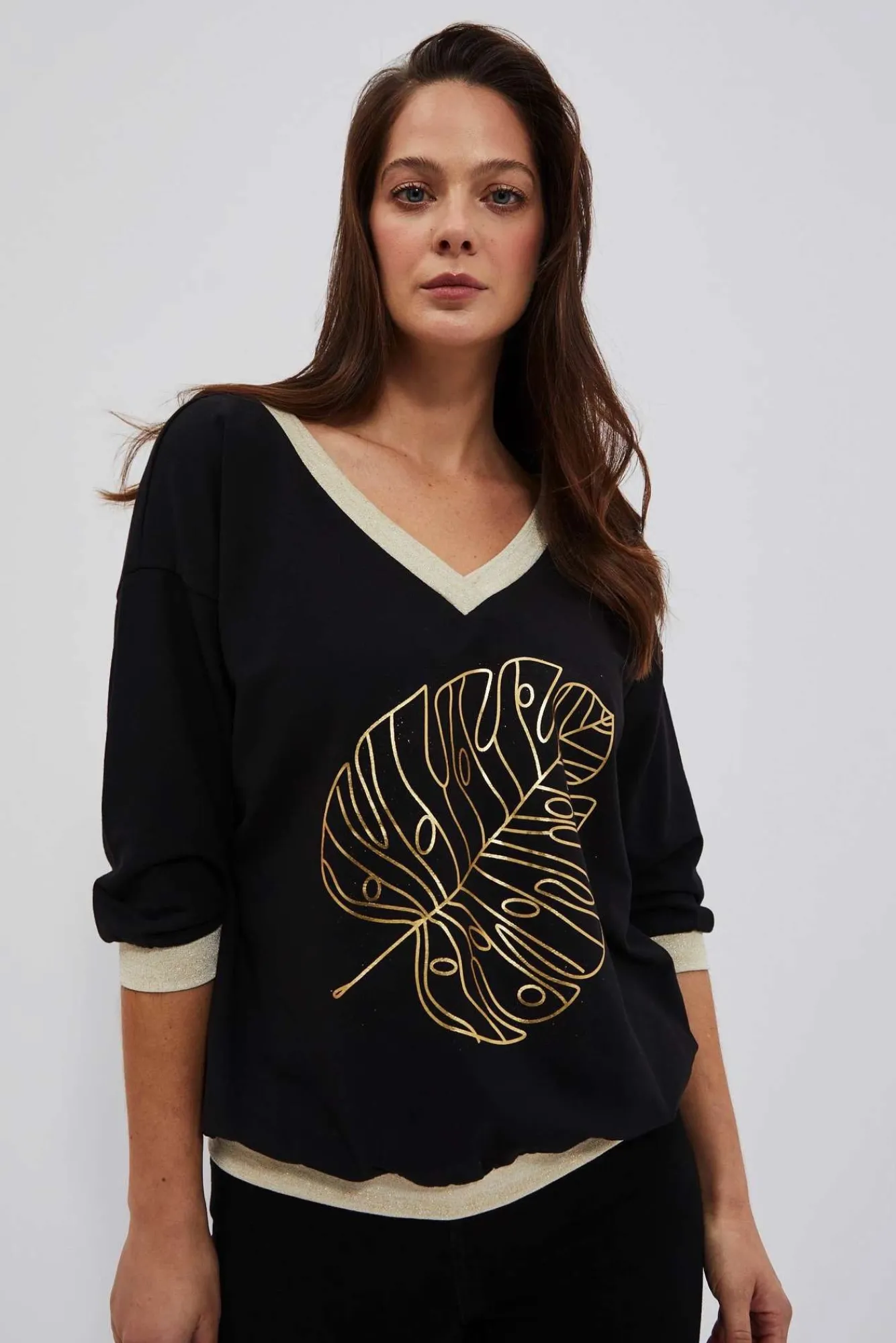 Bluzy Damskie Czarne|Bluzy Wiosenne>Moodo Bluza z dekoltem w serek i nadrukiem czarna