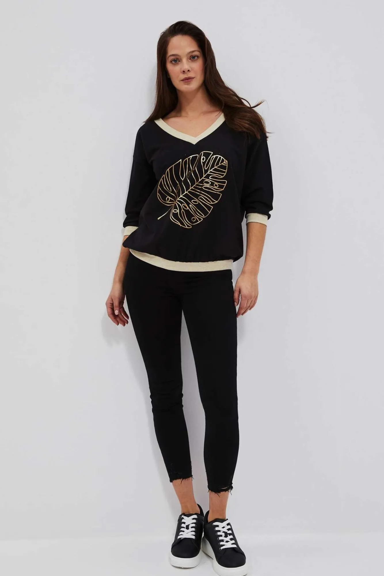 Bluzy Damskie Czarne|Bluzy Wiosenne>Moodo Bluza z dekoltem w serek i nadrukiem czarna