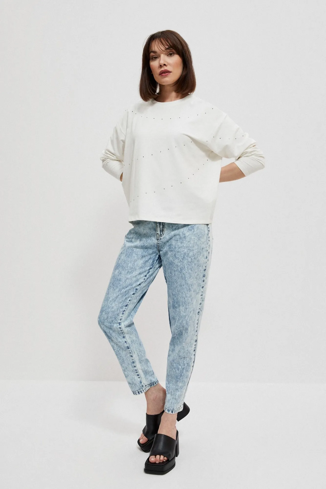 Bluzy Damskie Białe|Bluzy Zimowe>Moodo Bluza z dżetami perłowa
