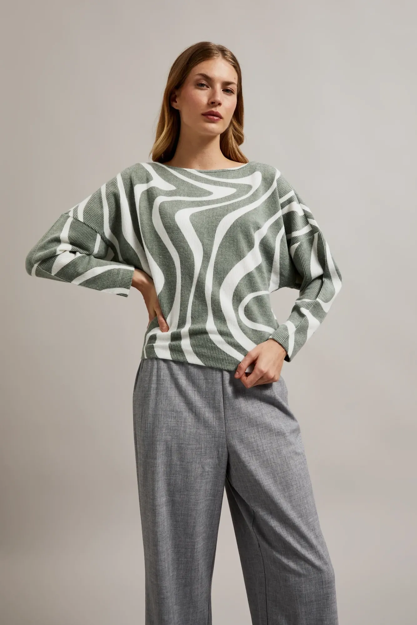Bluzy Damskie Bez Kaptura|Bluzy Damskie Oversize>Moodo Bluza z geometrycznym wzorem i długimi rękawami oliwkowa