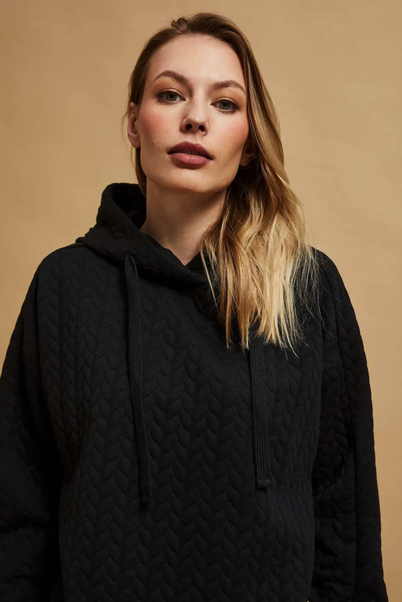 Bluzy Damskie Czarne|Bluzy Zimowe>Moodo Bluza z kapturem czarna