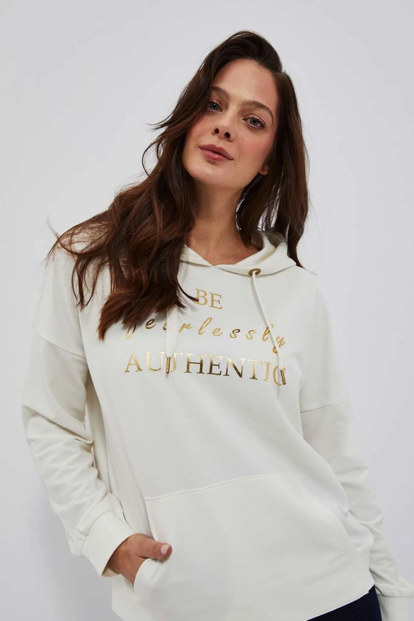 Bluzy Wiosenne|Bluzy Damskie Z Nadrukiem>Moodo Bluza z kapturem i ozdobnym napisem perłowa