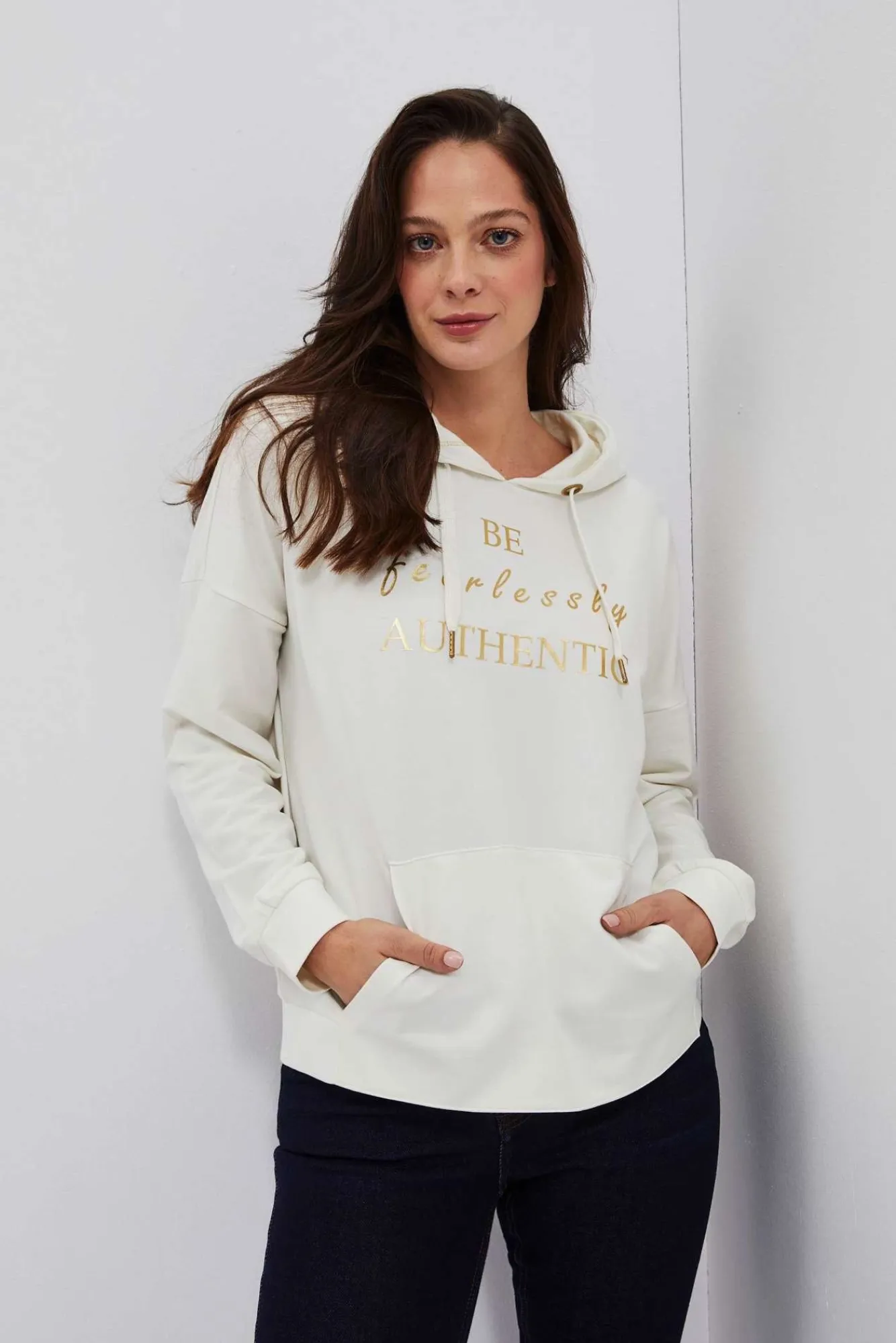Bluzy Wiosenne|Bluzy Damskie Z Nadrukiem>Moodo Bluza z kapturem i ozdobnym napisem perłowa