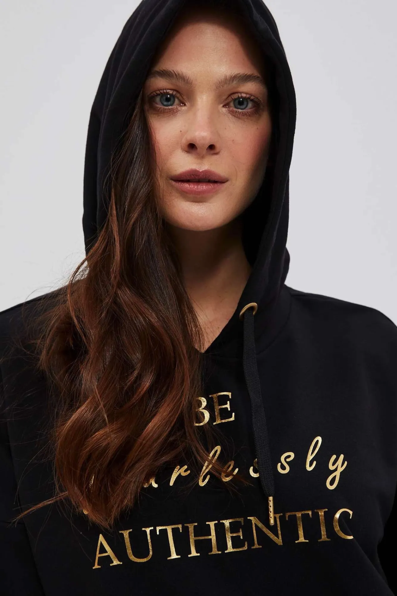 Bluzy Damskie Czarne|Bluzy Wiosenne>Moodo Bluza z kapturem i ozdobnym napisem czarna