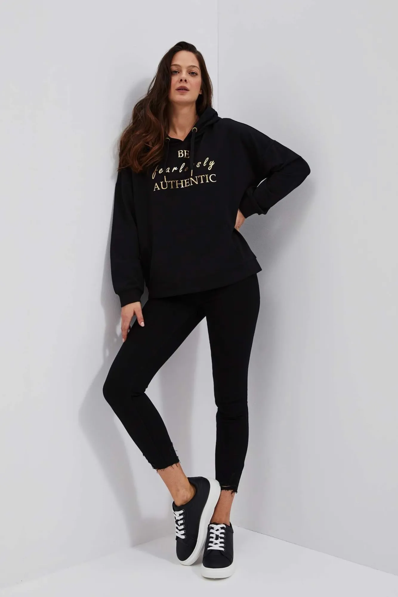 Bluzy Damskie Czarne|Bluzy Wiosenne>Moodo Bluza z kapturem i ozdobnym napisem czarna