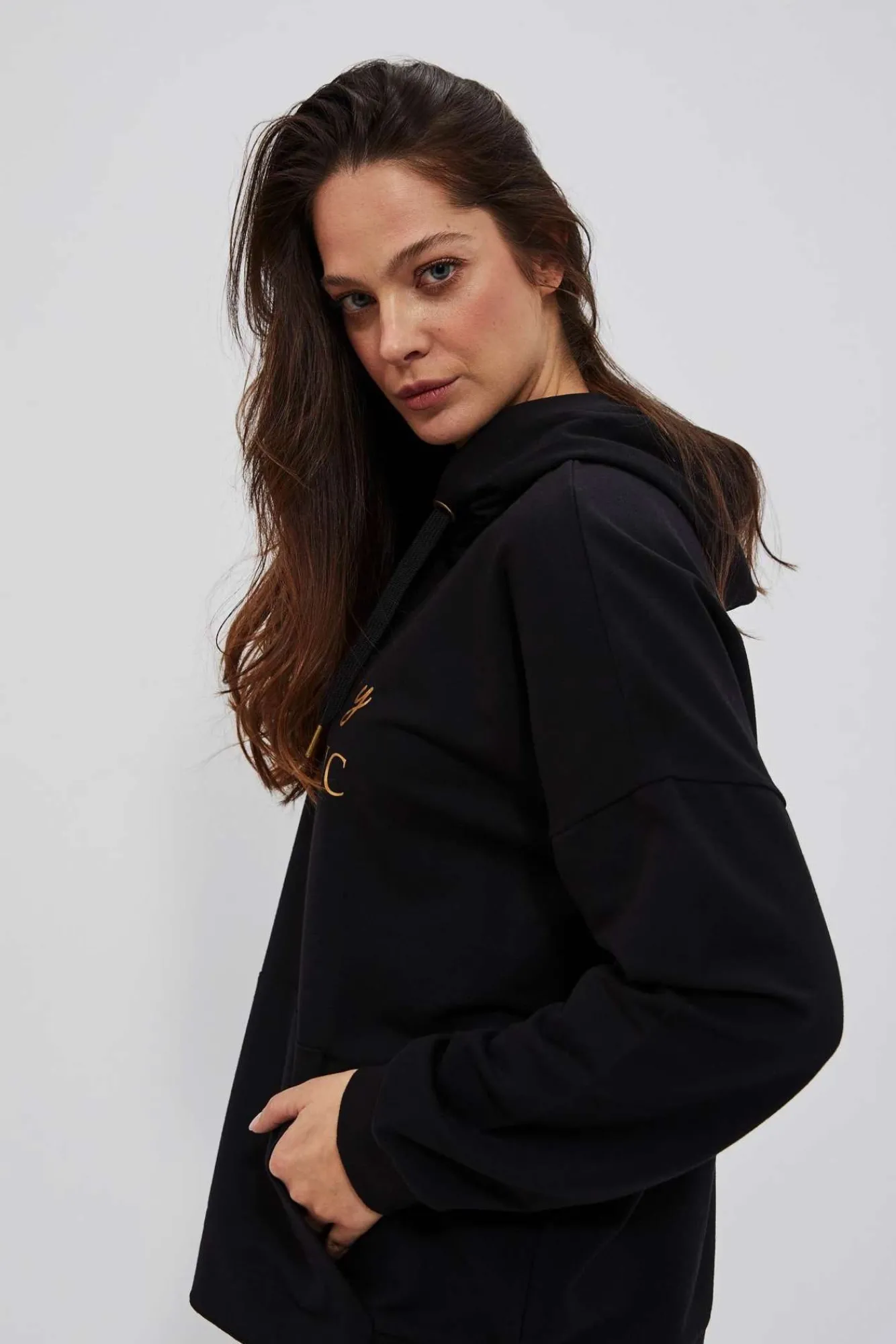 Bluzy Damskie Czarne|Bluzy Wiosenne>Moodo Bluza z kapturem i ozdobnym napisem czarna