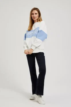 Bluzy Wiosenne|Bluzy Damskie Bez Kaptura>Moodo Bluza z napisem wkładana przez głowę biała