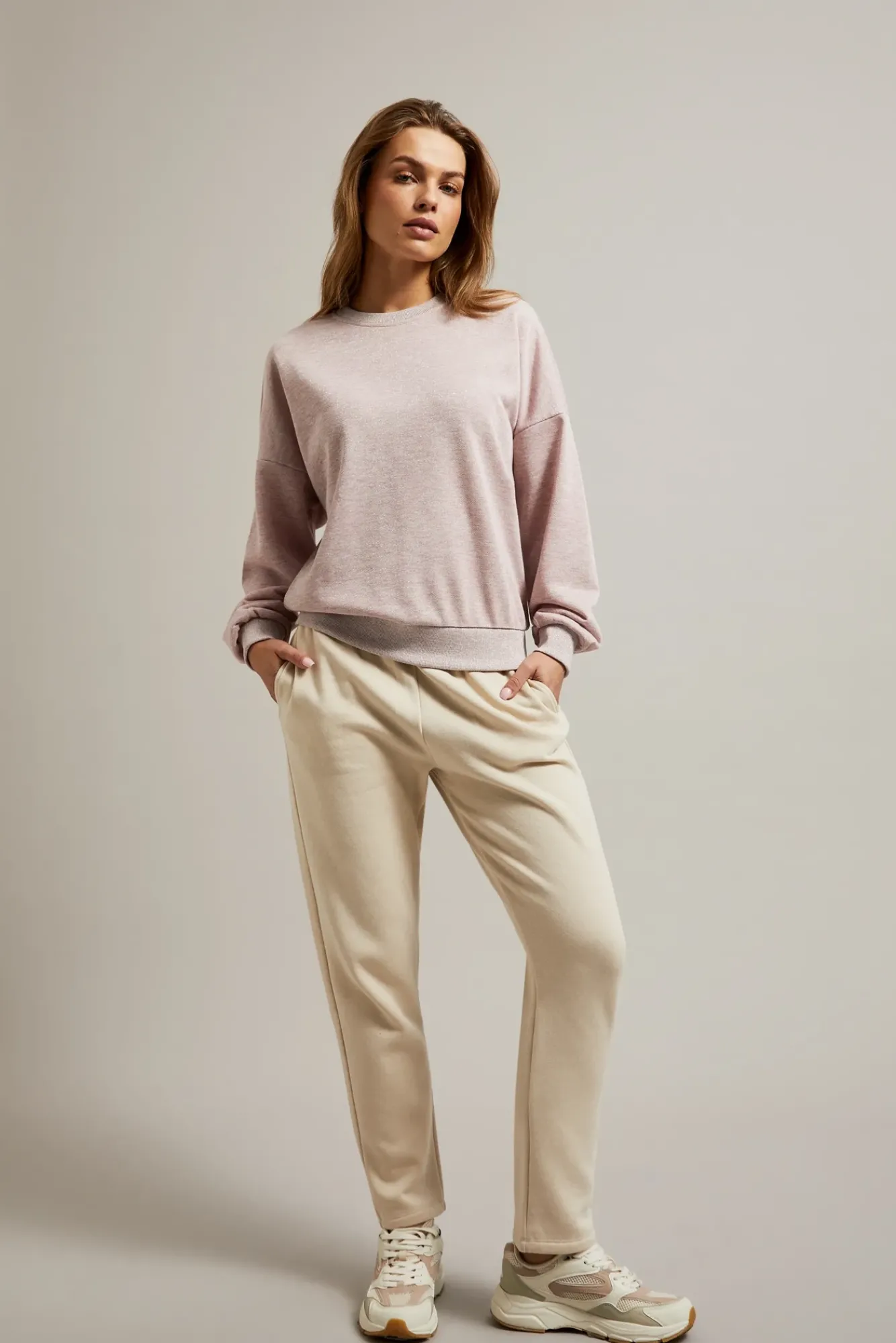 Bluzy Damskie Sportowe|Bluzy Damskie Krótkie>Moodo Bluza z odkrytymi plecami różowa