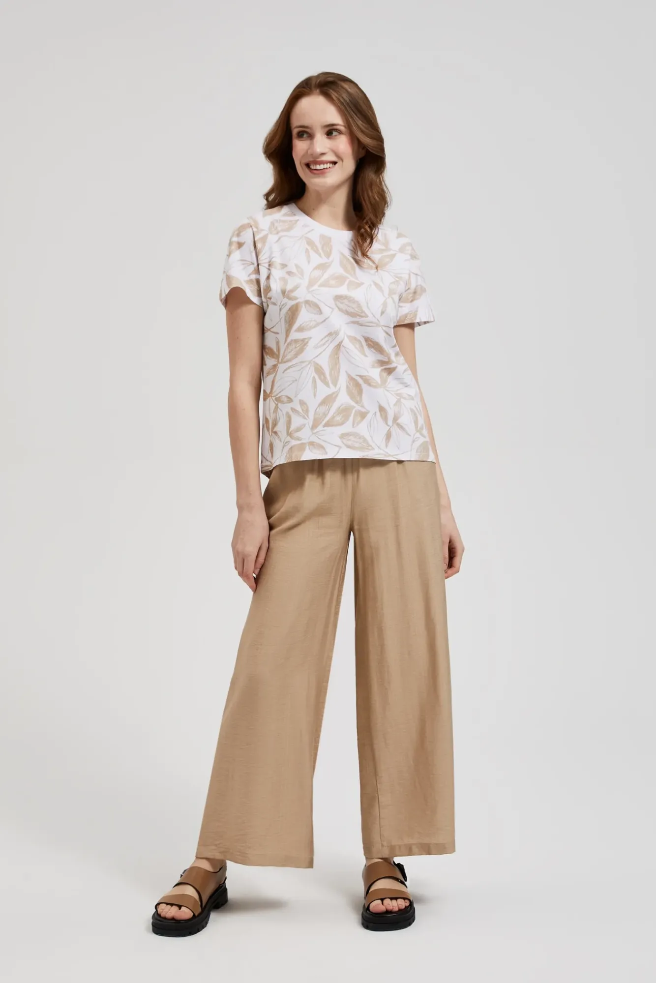Bluzki Bawełniane|Bluzki Na Lato>Moodo Bluza z okrągłym dekoltem i wzorem liści beżowa