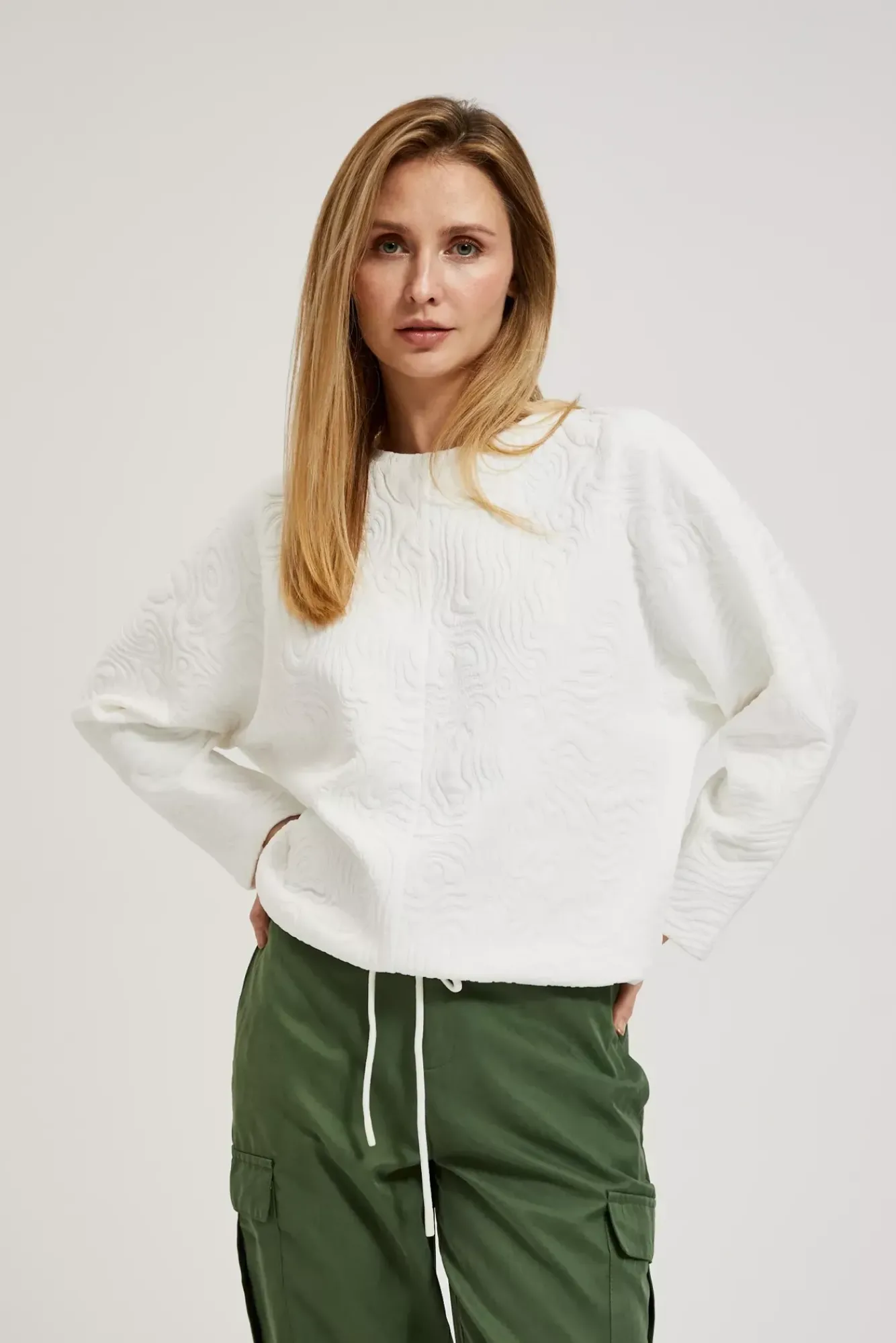 Bluzy Damskie Białe|Bluzy Wiosenne>Moodo Bluza z okrąłym dekoltem i wiązaniem w pasie biała