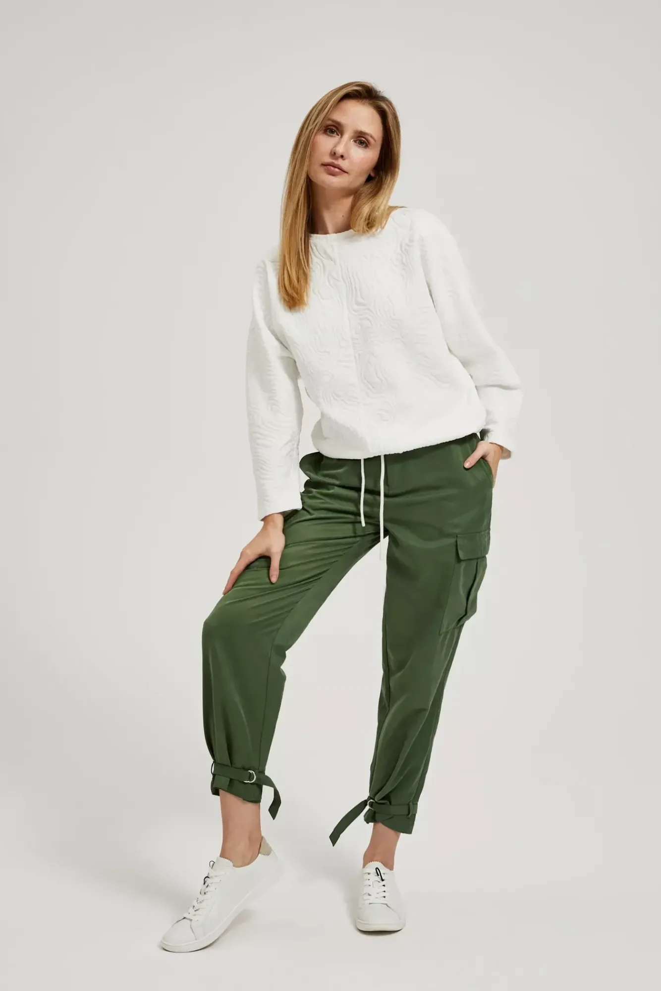 Bluzy Damskie Białe|Bluzy Wiosenne>Moodo Bluza z okrąłym dekoltem i wiązaniem w pasie biała