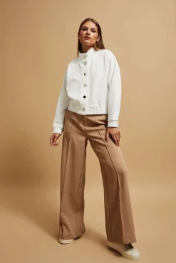 Bluzy Damskie Białe|Bluzy Zimowe>Moodo Bluza z ozdobnymi guzikami perłowa