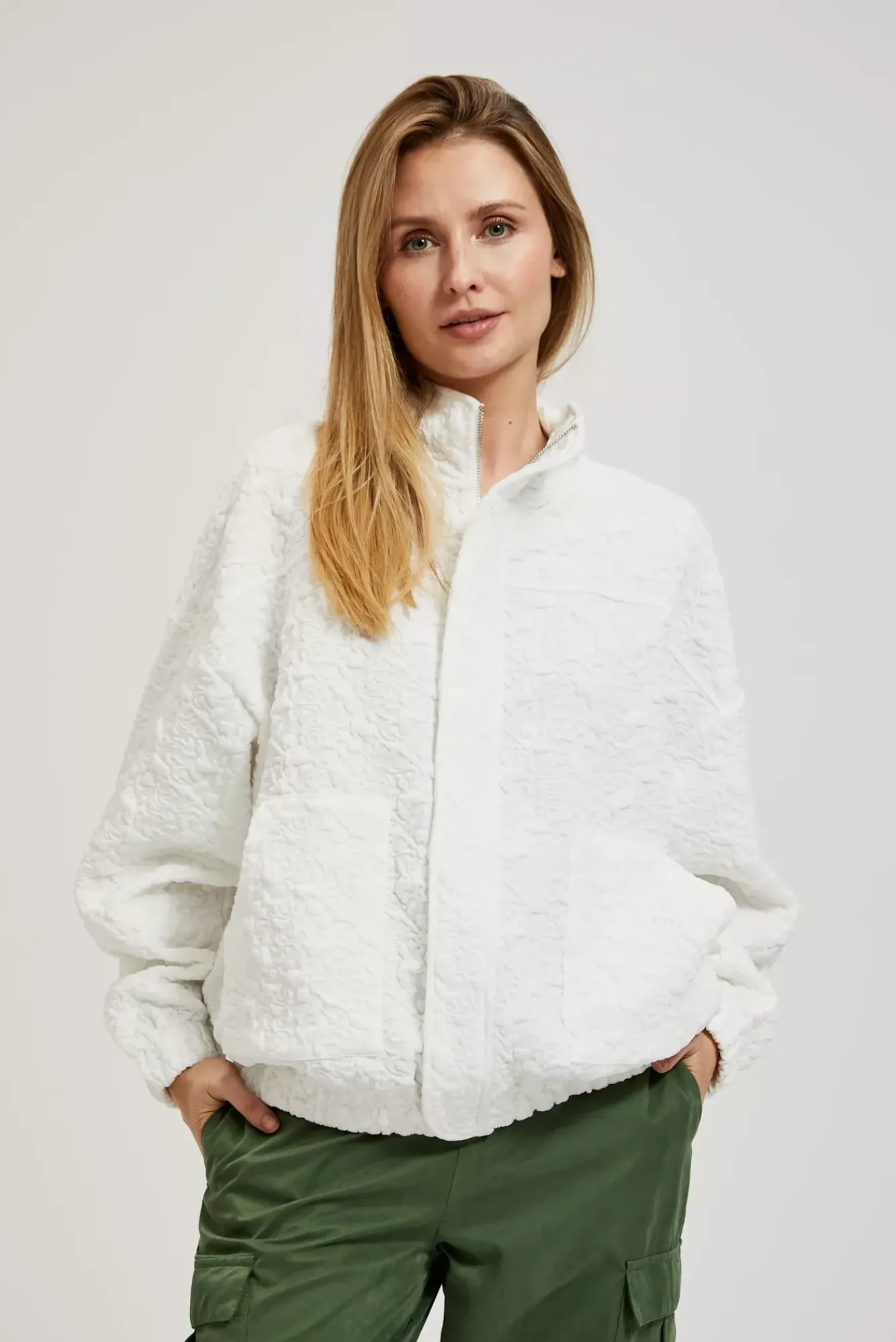 Bluzy Damskie Białe|Bluzy Wiosenne>Moodo Bluza zapinana na zamek z długimi rękawami biała