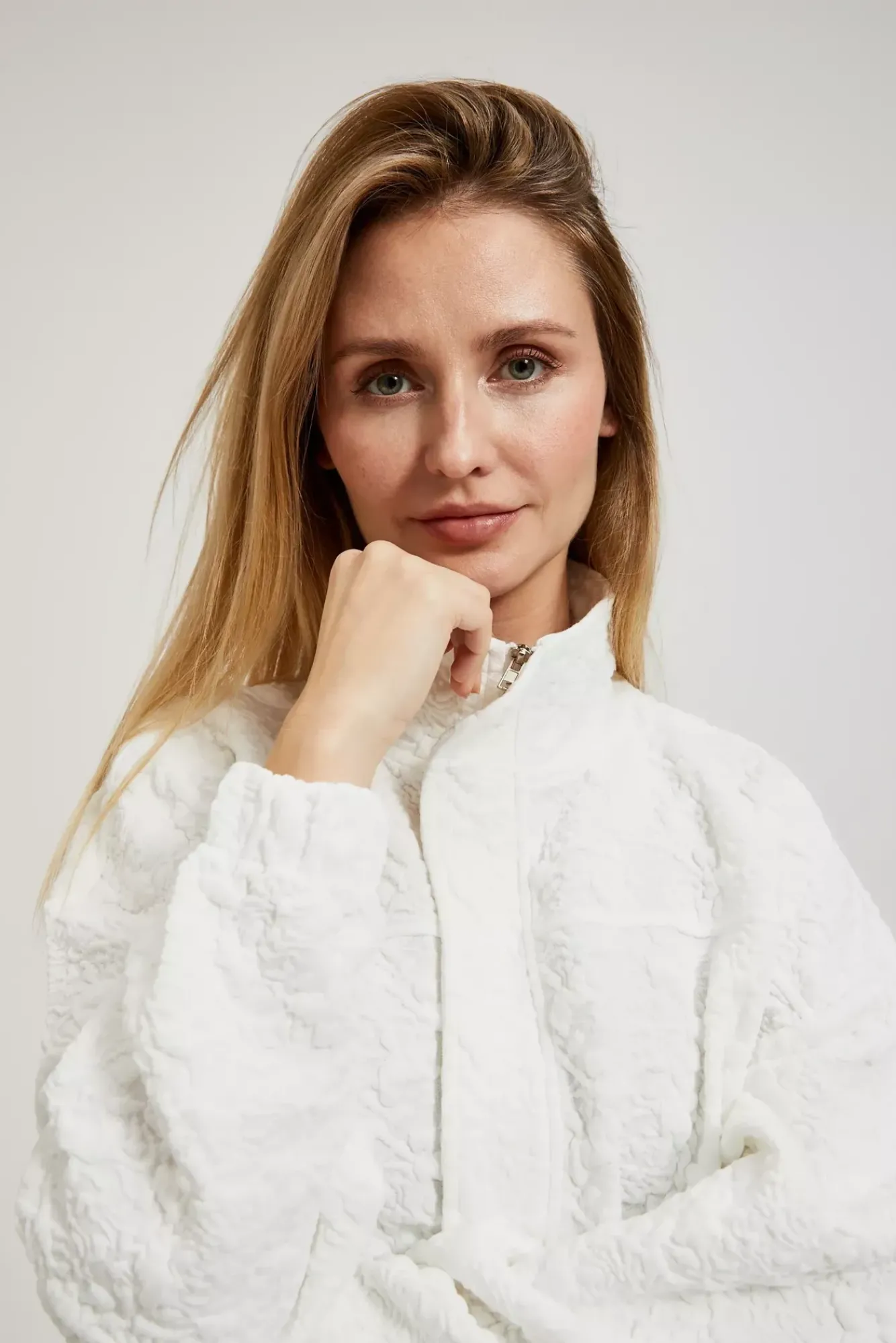 Bluzy Damskie Białe|Bluzy Wiosenne>Moodo Bluza zapinana na zamek z długimi rękawami biała