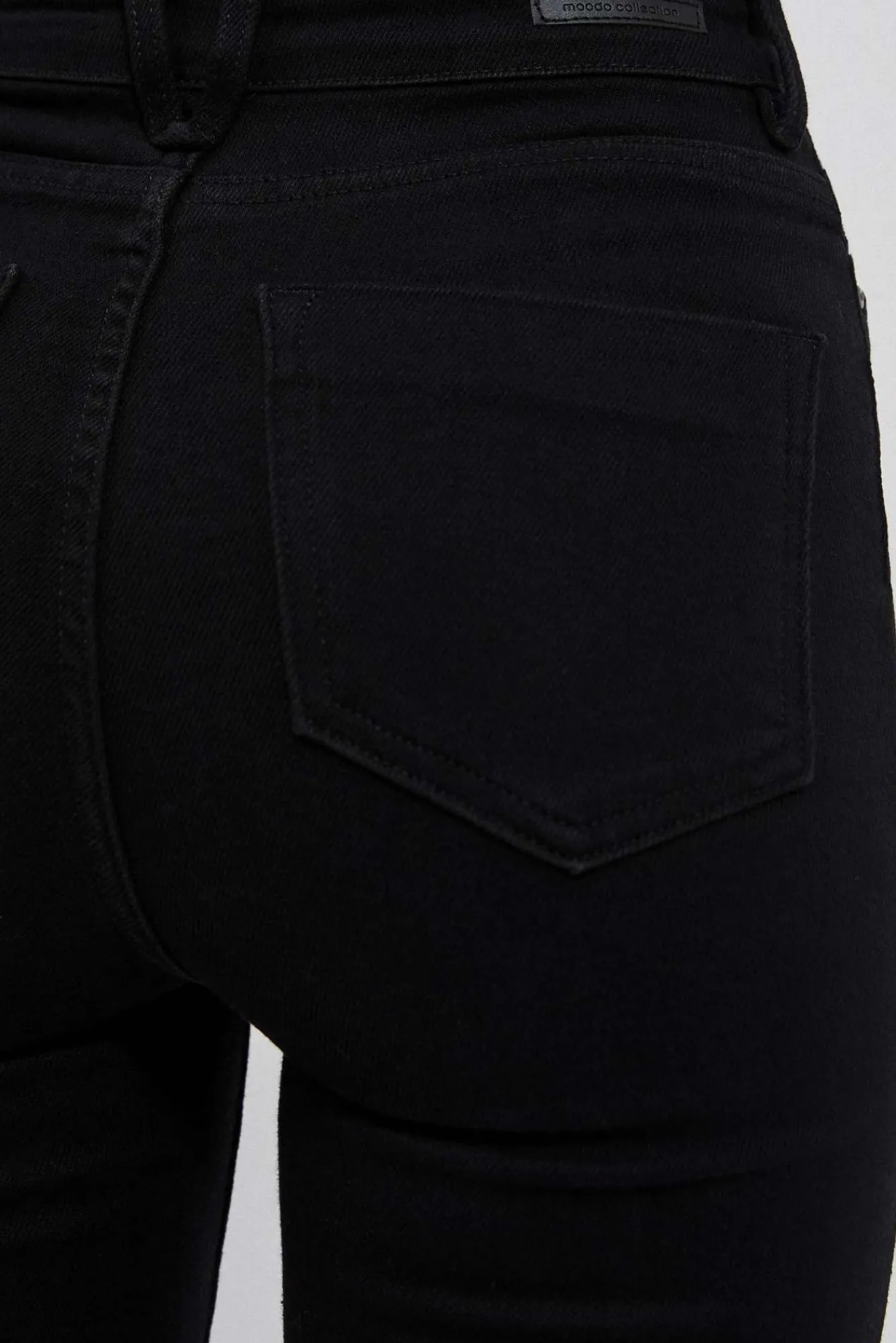 Jeansy Rurki|Jeansy Skinny>Moodo Dopasowane jeansy z postrzępioną nogawką