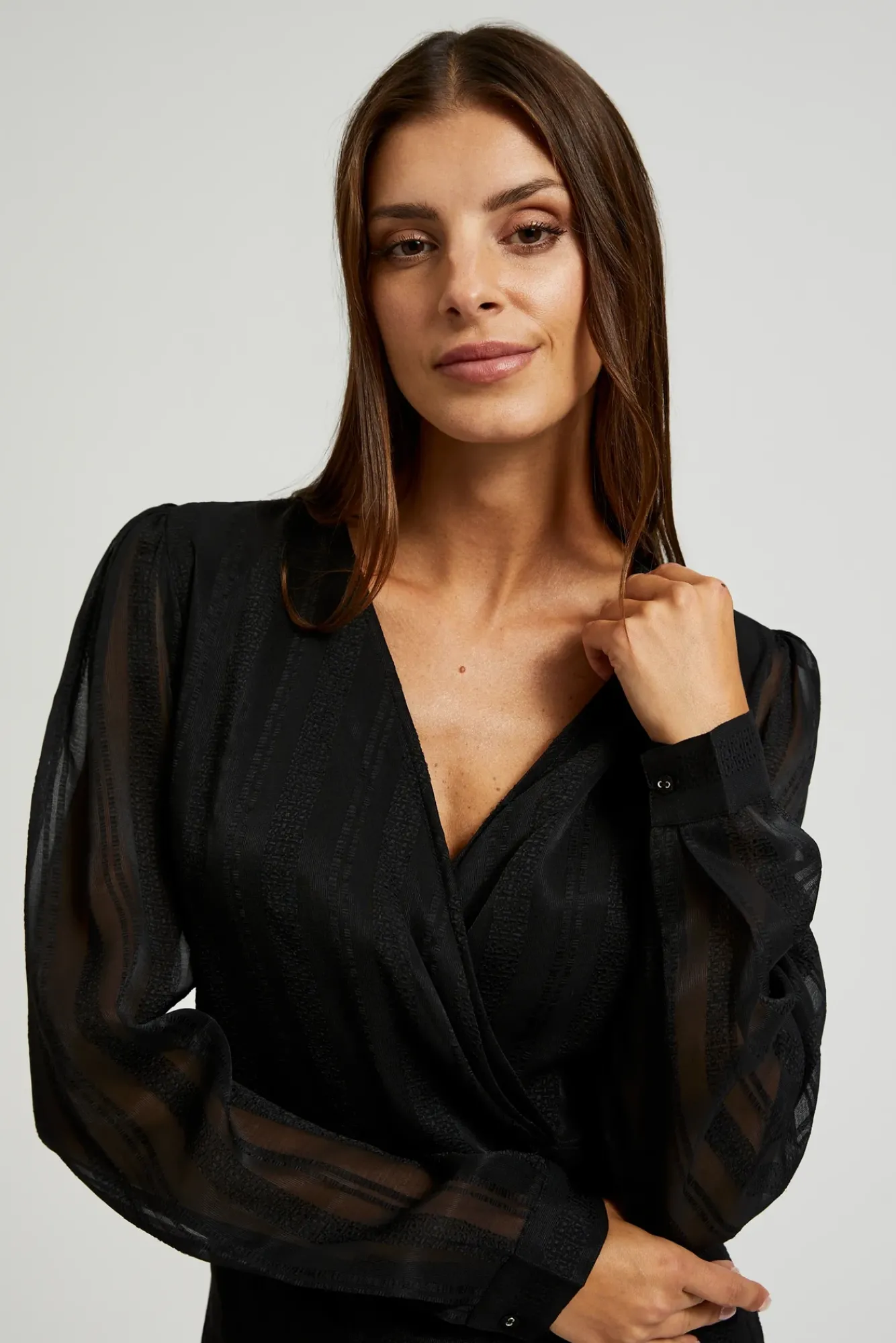 Koszule Czarne|Koszule Damskie Eleganckie>Moodo Elegancka koszula z dekoltem w serek czarna
