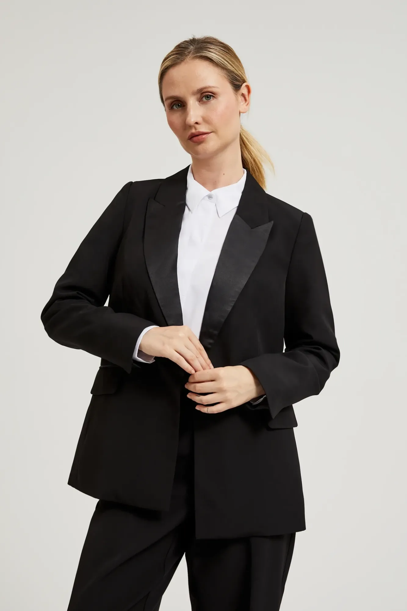 Marynarki Damskie Czarne|Eleganckie Marynarki Damskie>Moodo Elegancka marynarka z ozdobnymi klapami czarna