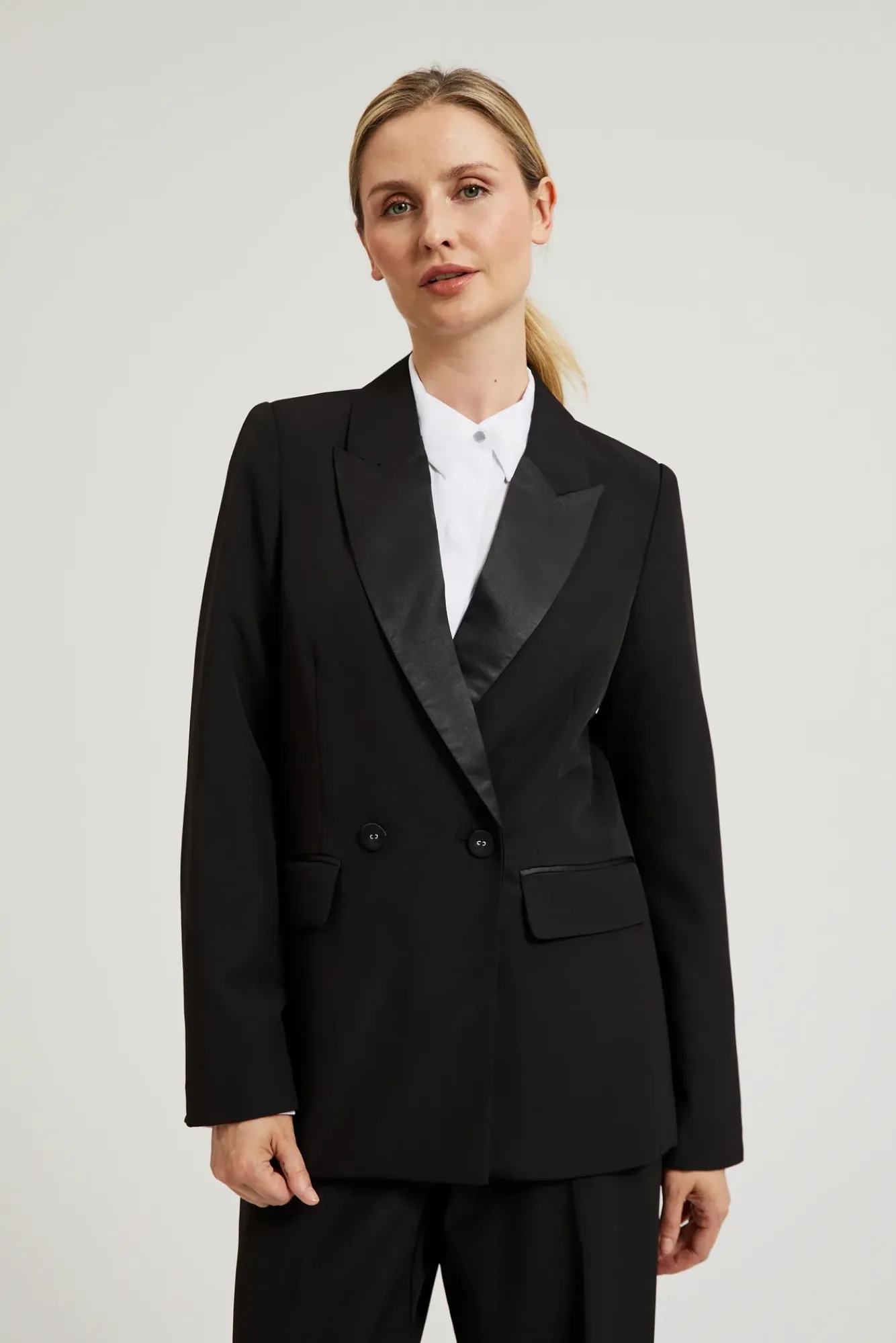 Marynarki Damskie Czarne|Eleganckie Marynarki Damskie>Moodo Elegancka marynarka z ozdobnymi klapami czarna