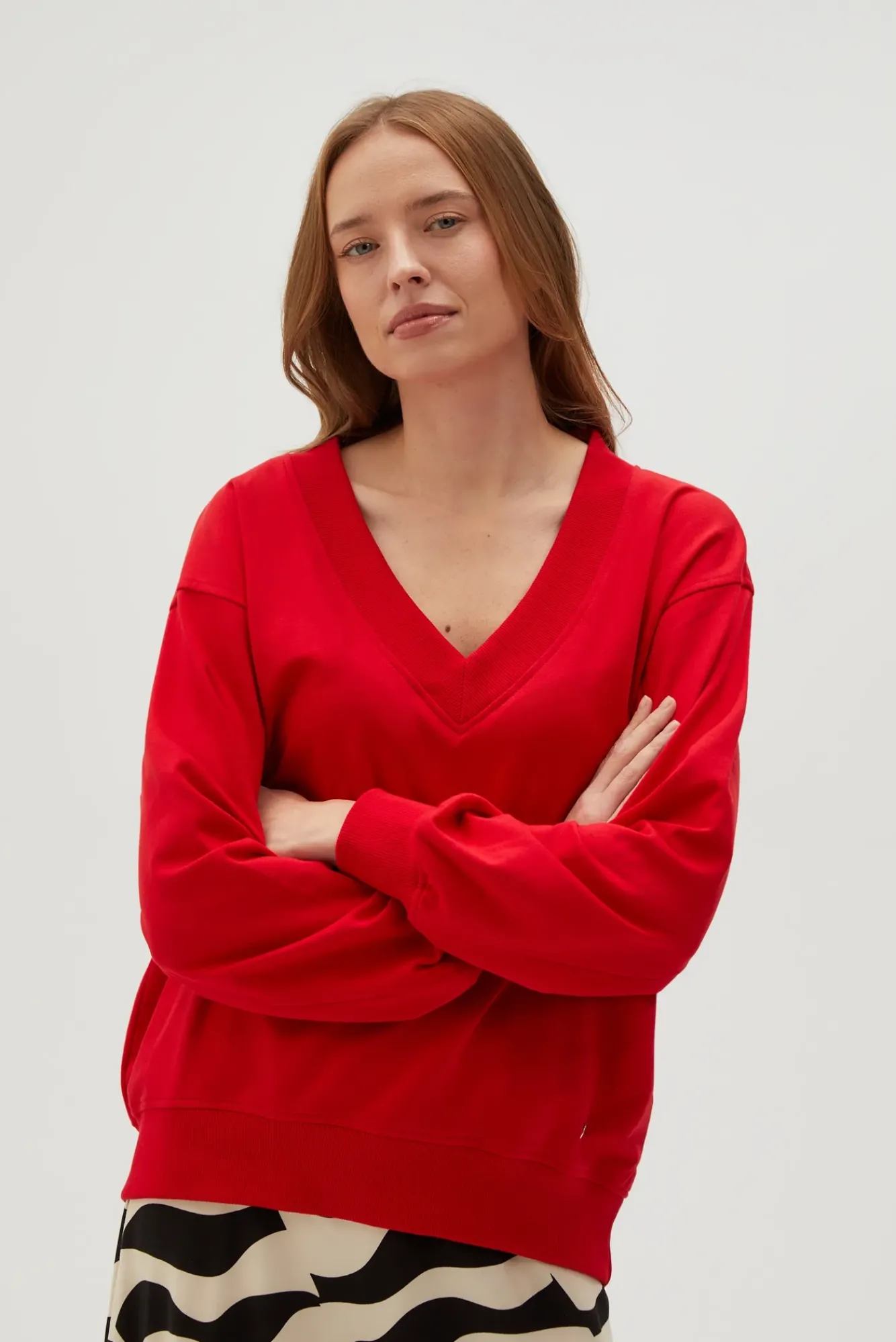 Bluzy Damskie Bez Kaptura|Bluzy Damskie Oversize>Moodo Gładka bluza z dekoltem w serek czerwona