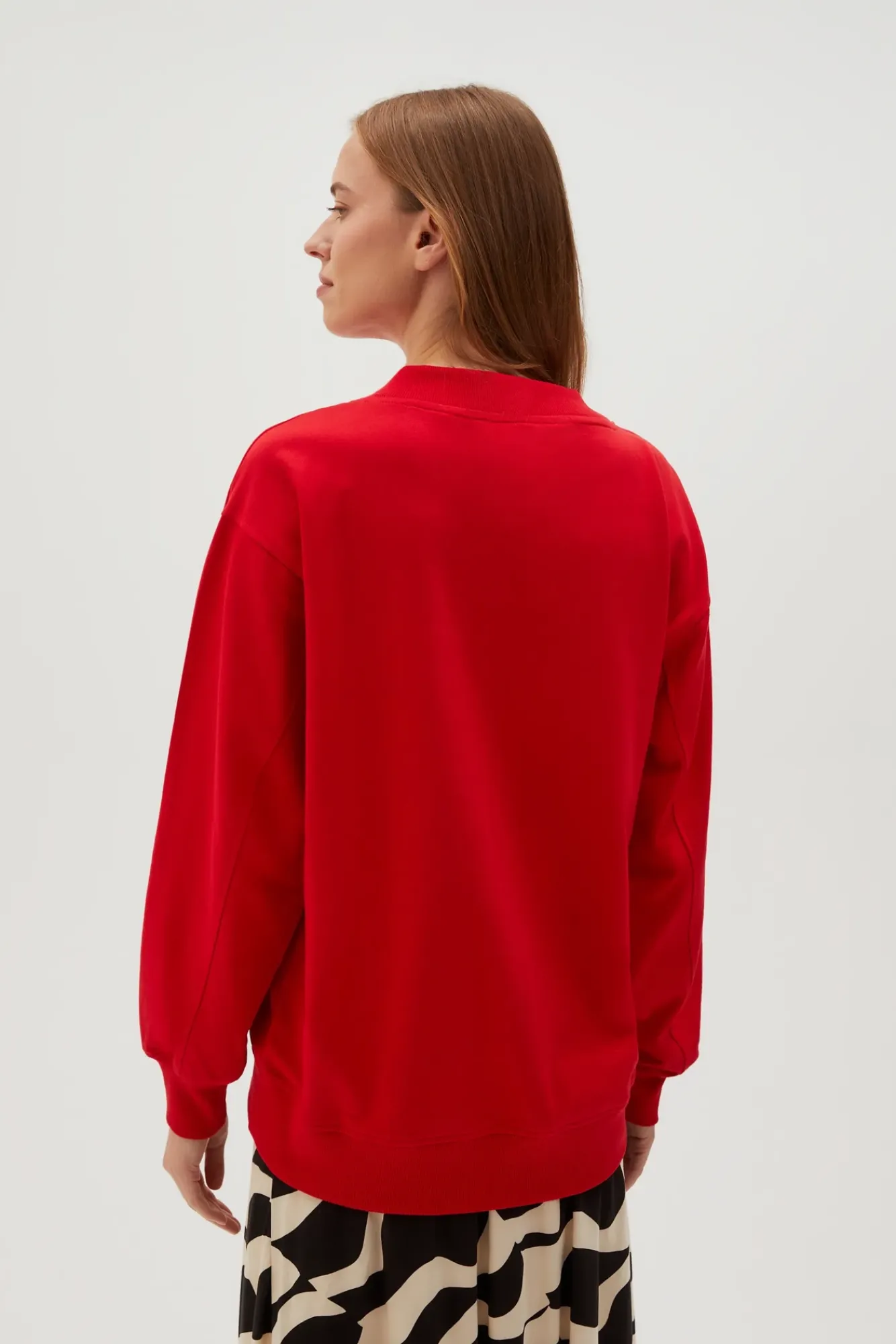 Bluzy Damskie Bez Kaptura|Bluzy Damskie Oversize>Moodo Gładka bluza z dekoltem w serek czerwona