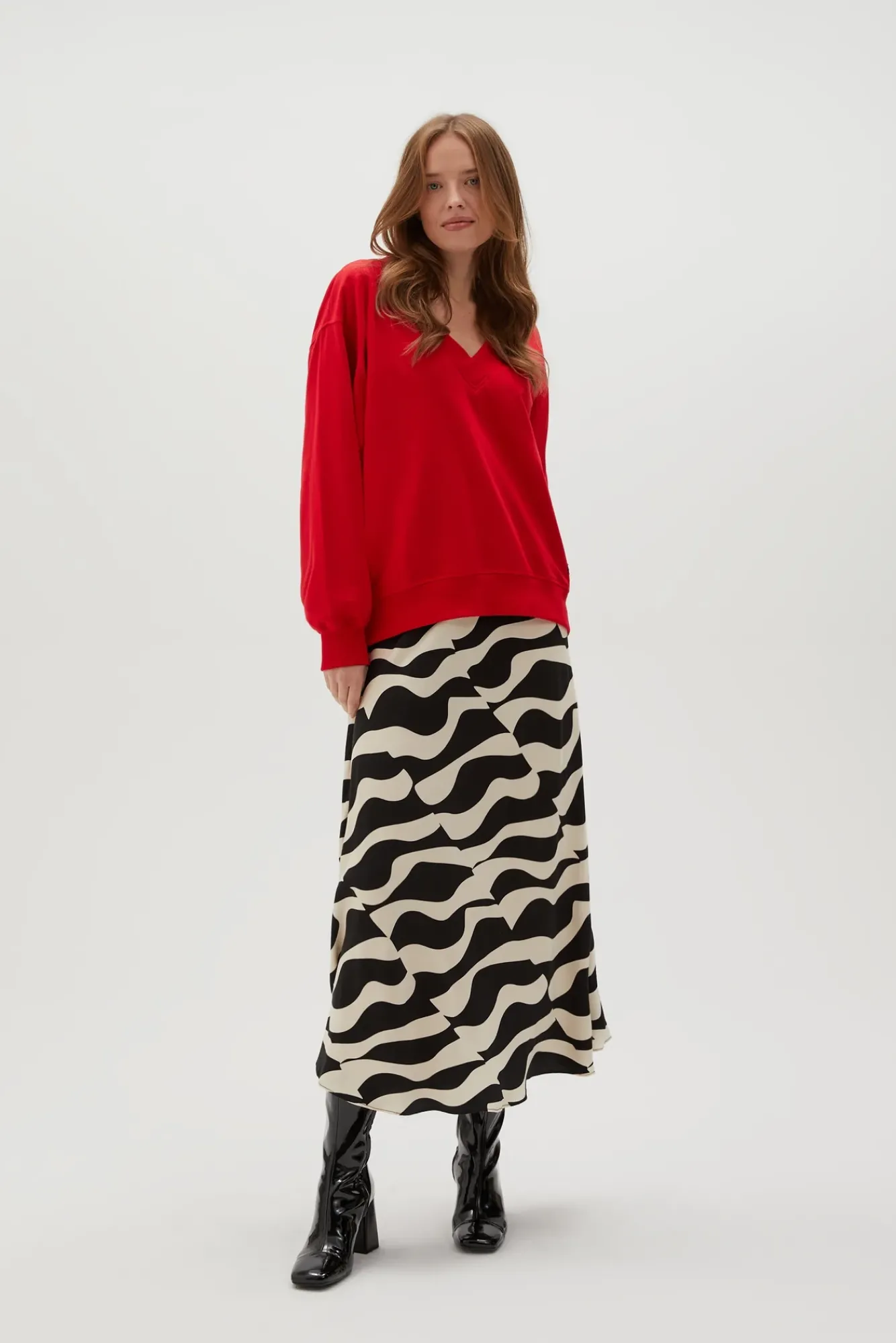 Bluzy Damskie Bez Kaptura|Bluzy Damskie Oversize>Moodo Gładka bluza z dekoltem w serek czerwona