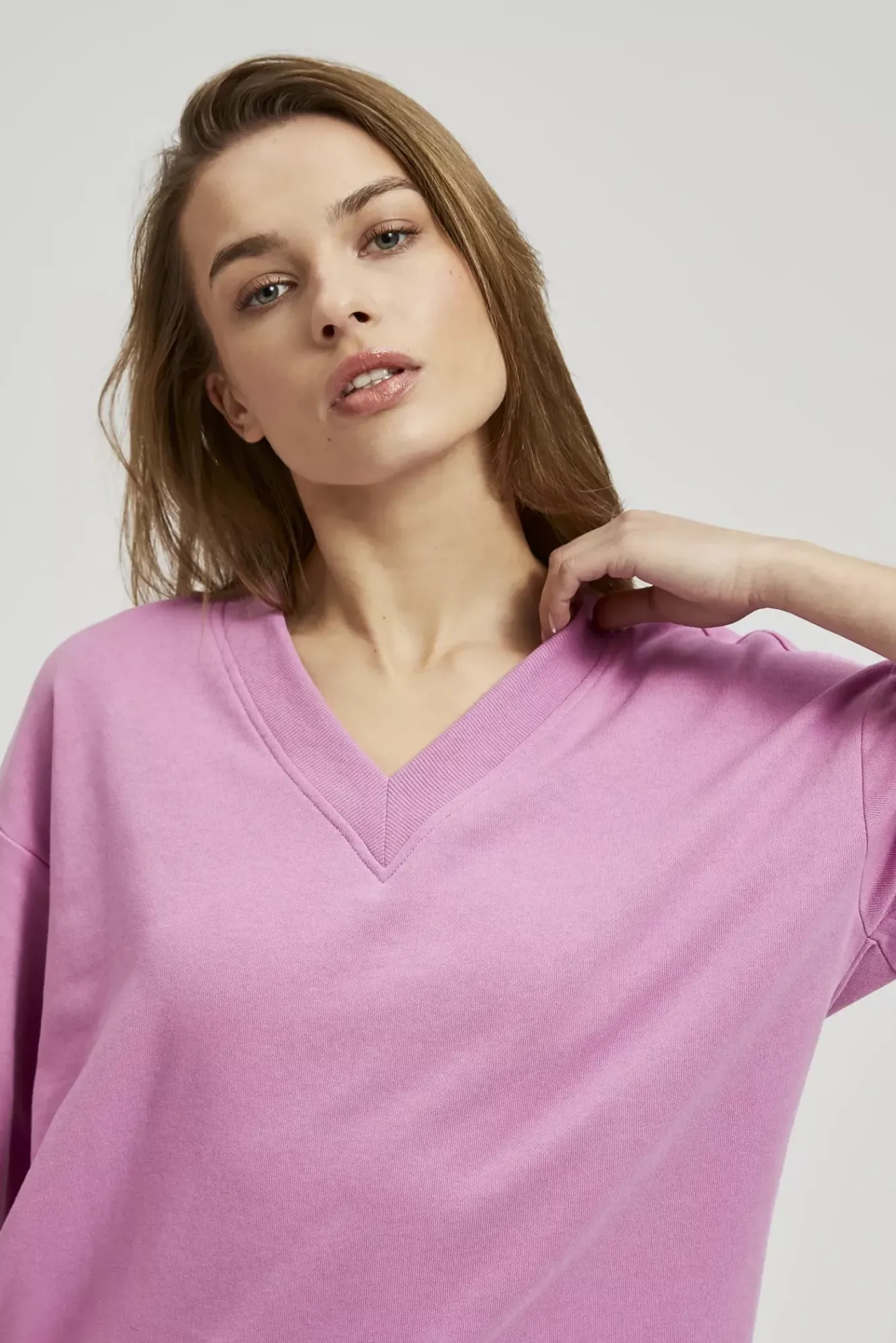 Bluzy Wiosenne|Bluzy Damskie Krótkie>Moodo Gładka bluza z dekoltem w serek i rękawami 3/4 różowa
