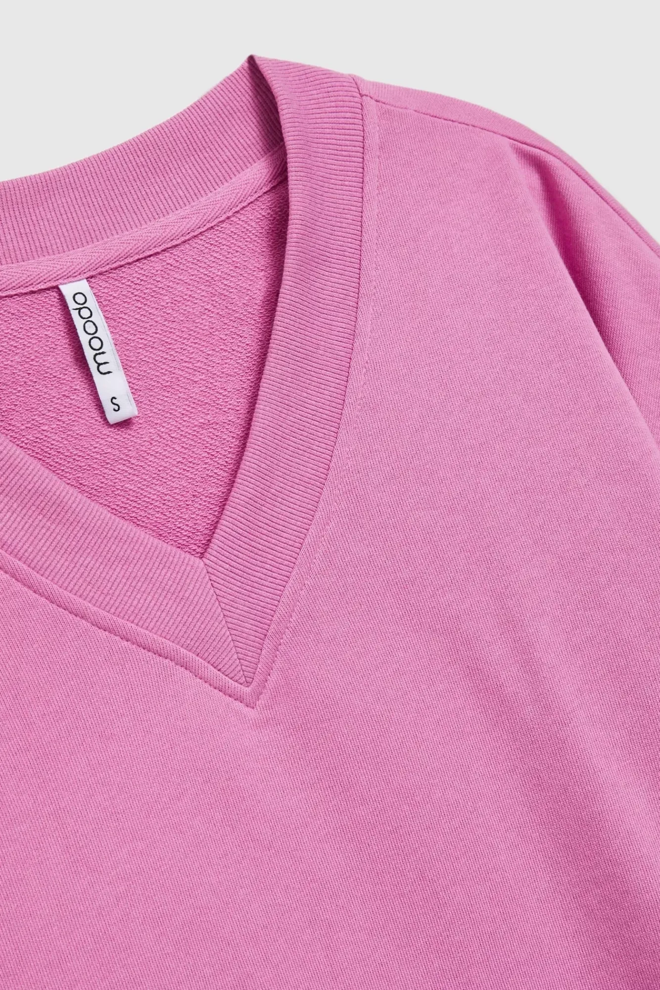 Bluzy Wiosenne|Bluzy Damskie Krótkie>Moodo Gładka bluza z dekoltem w serek i rękawami 3/4 różowa