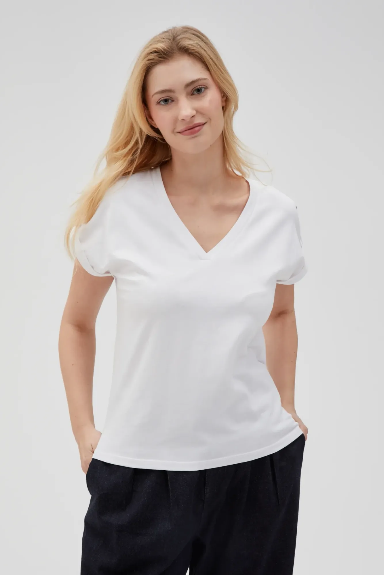 Bluzki Biale|Bluzki Z Dekoltem W Serek>Moodo Gładki t-shirt z dekoltem w serek biały