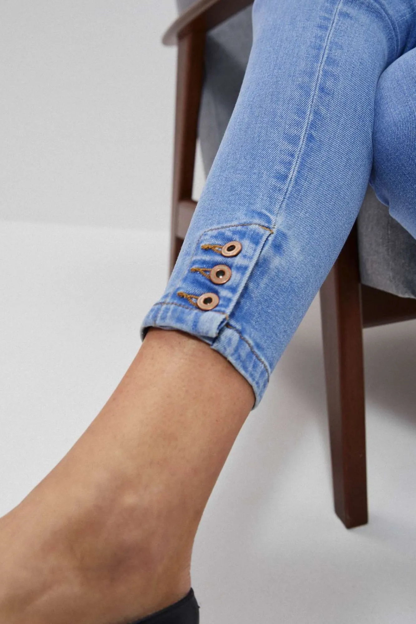 Jeansy Rurki|Jeansy Skinny>Moodo Jeansy medium waist z guzikami na nogawkach niebieskie