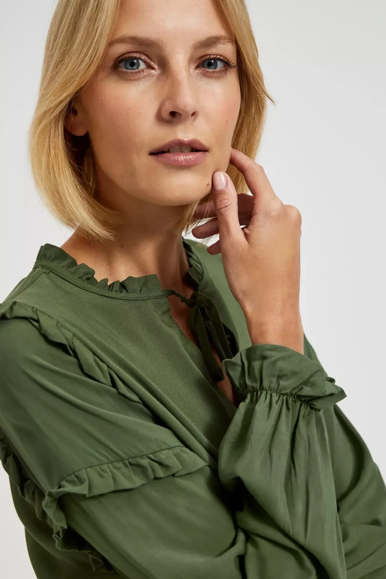 Koszule Zielone|Koszule Casual>Moodo Koszula z falbanami na rękawach i wiązaniem na dekolcie khaki