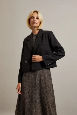 Marynarki Damskie Czarne|Eleganckie Marynarki Damskie>Moodo Krótka marynarka z ozdobymi guzikami czarna