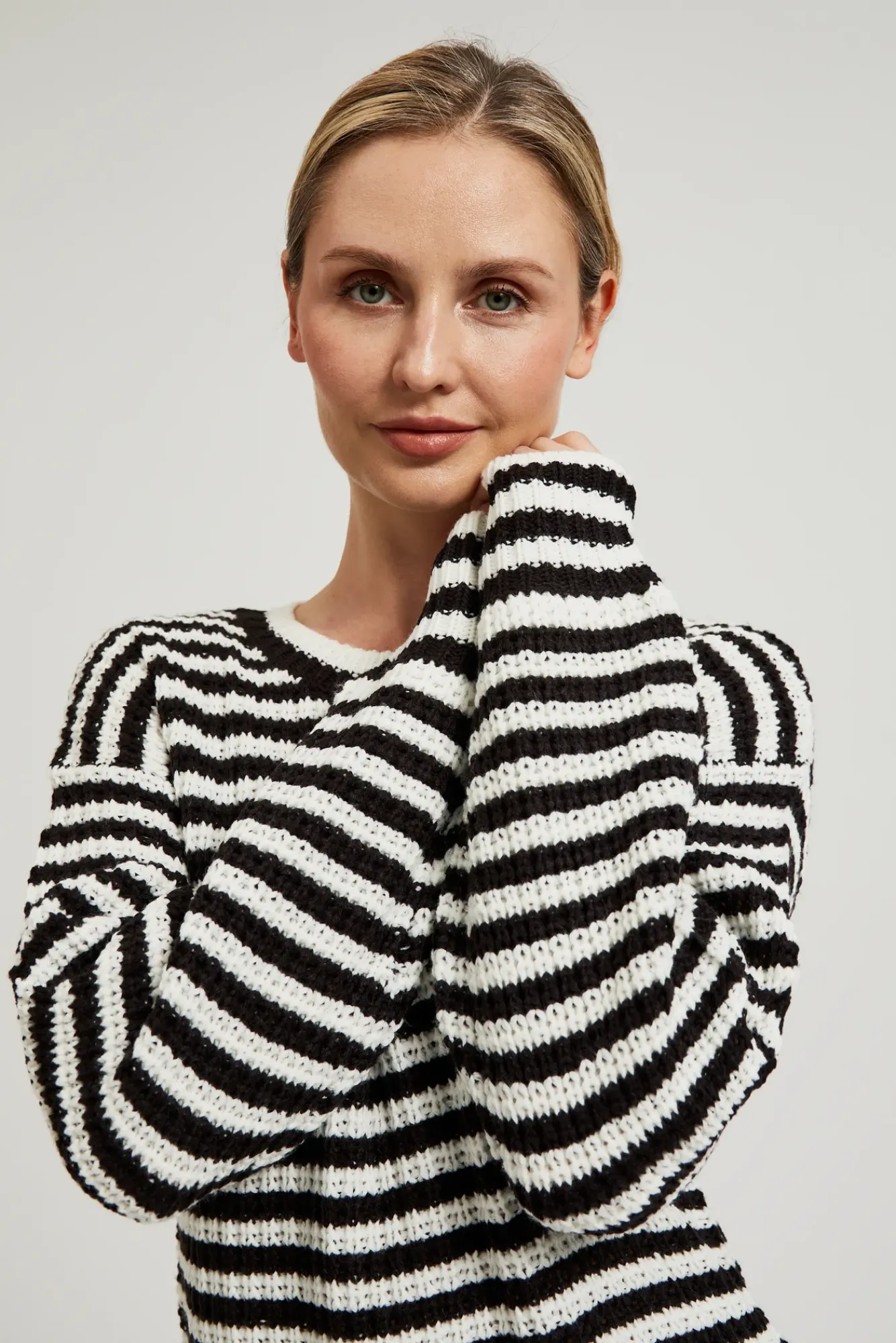 Swetry Casual|Swetry Jesienne>Moodo Krótki sweter w paski czarno-biały