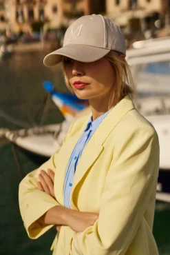 Eleganckie Marynarki Damskie|Modne Marynarki Damskie>Moodo Marynarka z podwijanymi rękawami żółta
