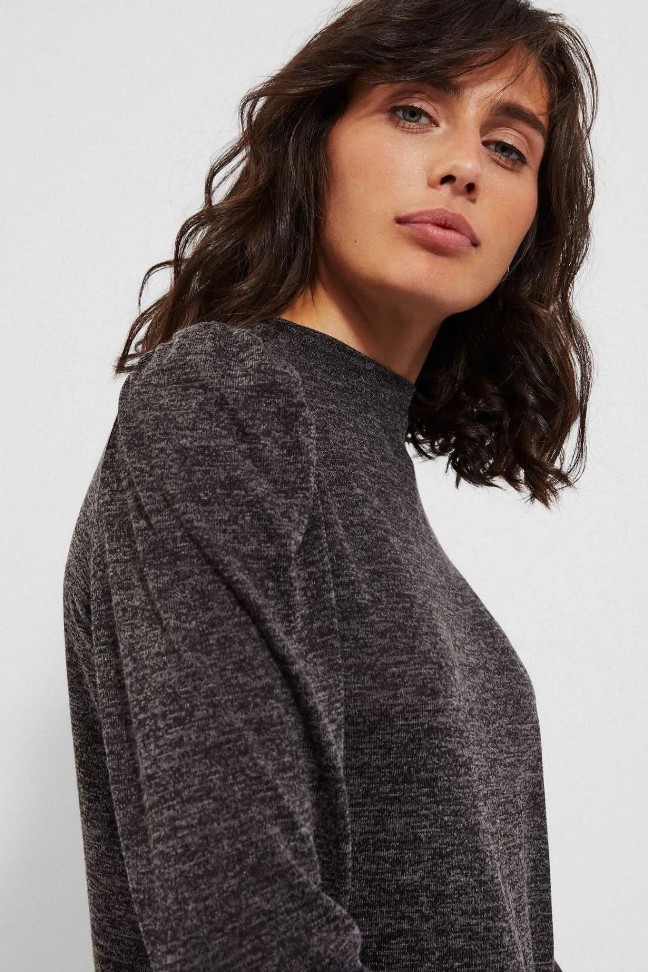 Bluzy Zimowe|Bluzy Damskie Eleganckie>Moodo Melanżowa bluza z bufkami grafitowa