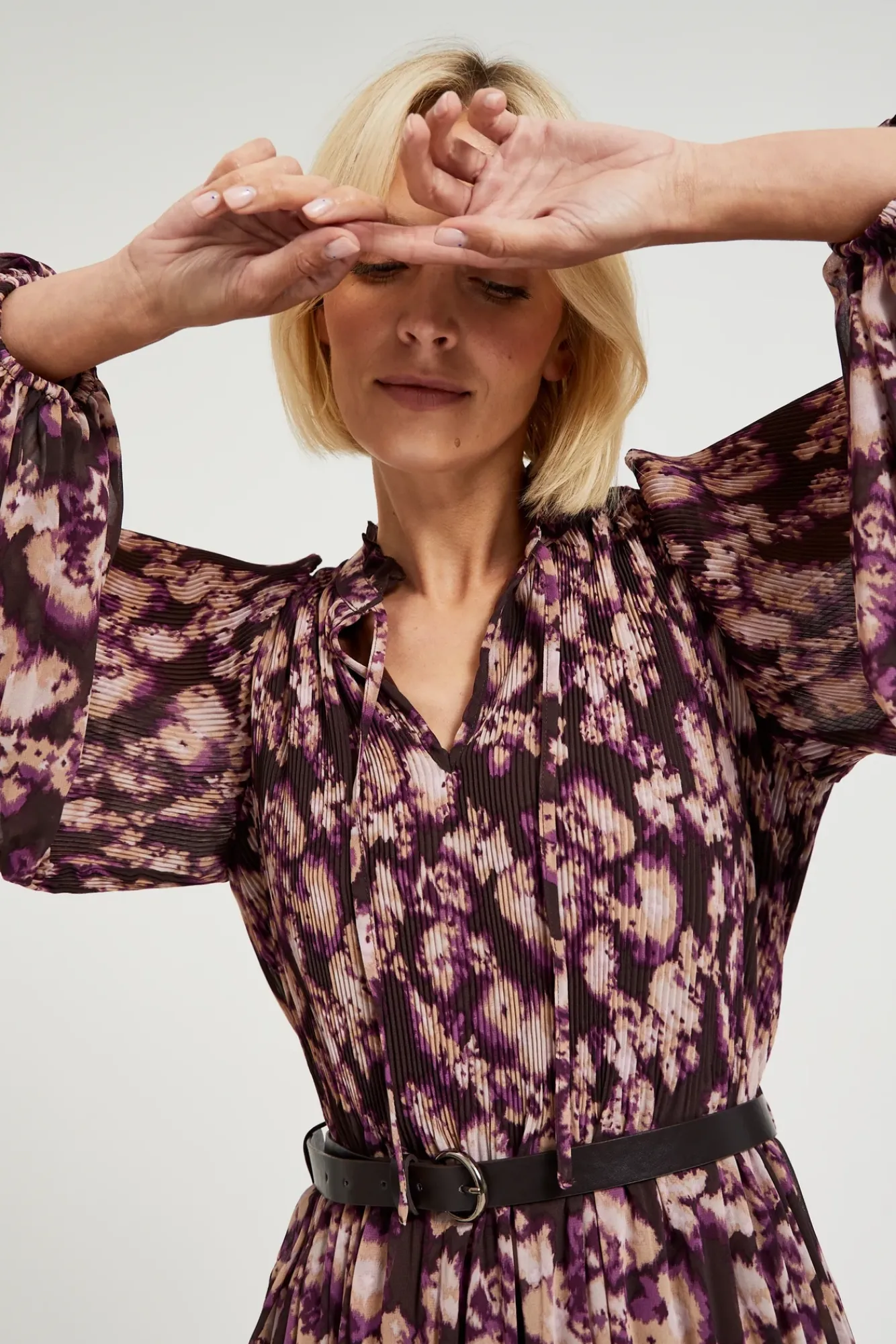 Sukienki Z Bufkami|Sukienki Z Długim Rękawem>Moodo Plisowana sukienka z paskiem brązowa