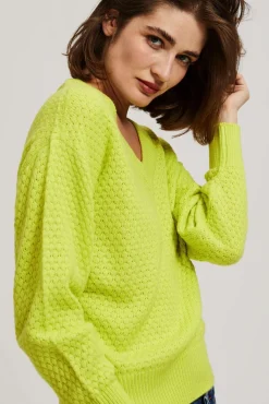 Swetry Zielone|Swetry Casual>Moodo Sweter z dekoltem w serek limonkowy